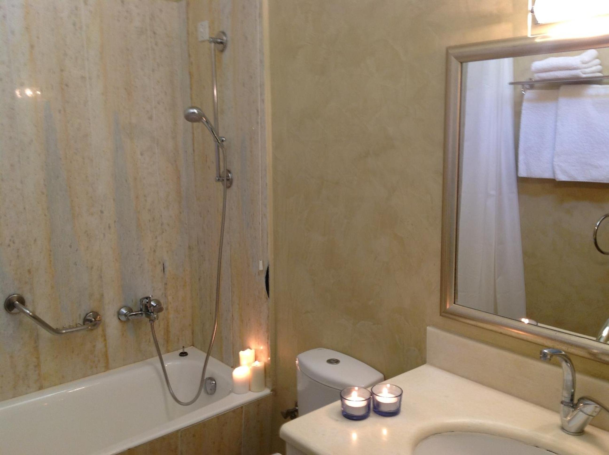 Queen Suite - Photo 3