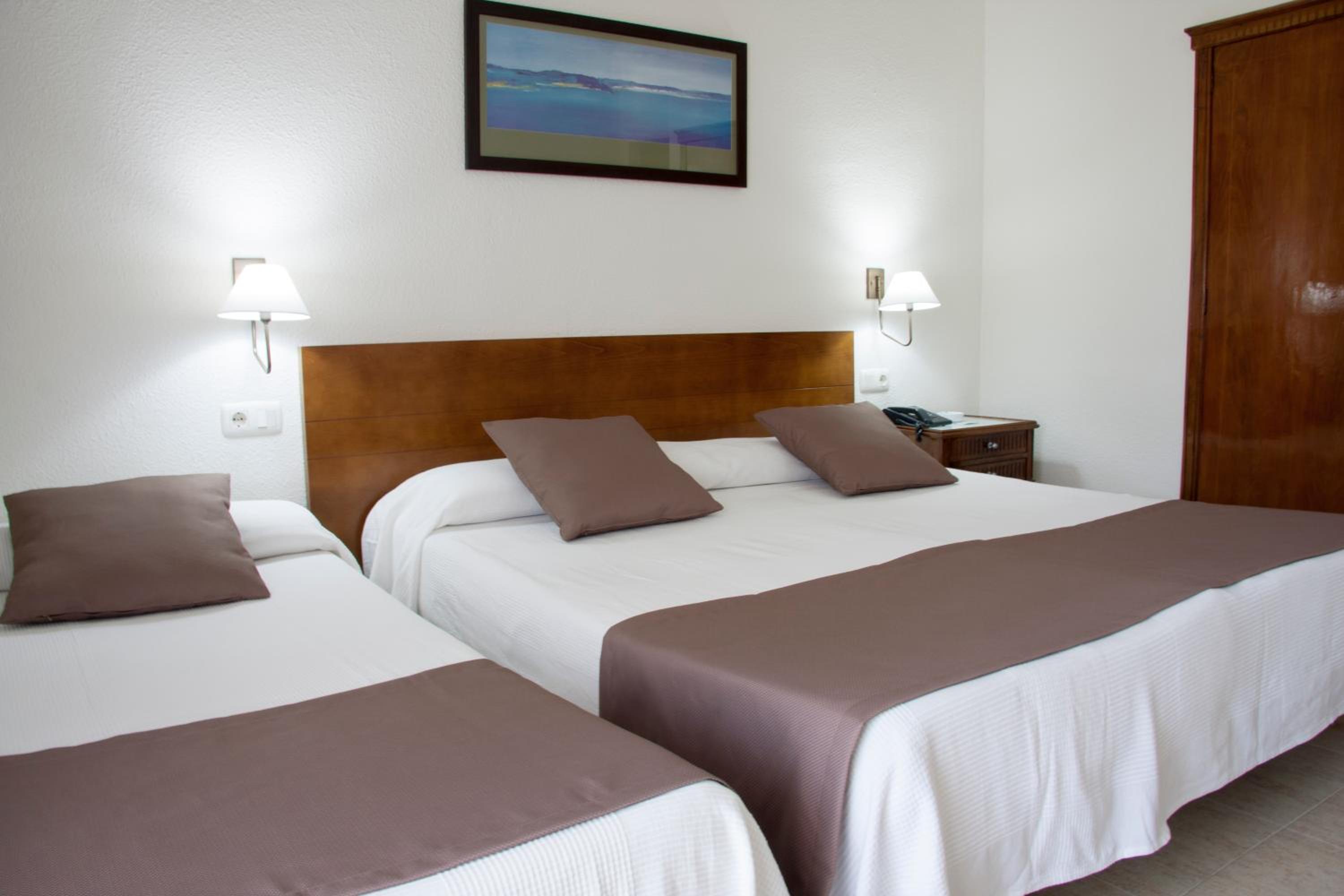 Double Room with Extra Bed (2 Adults + 1 Child) - Photo 1