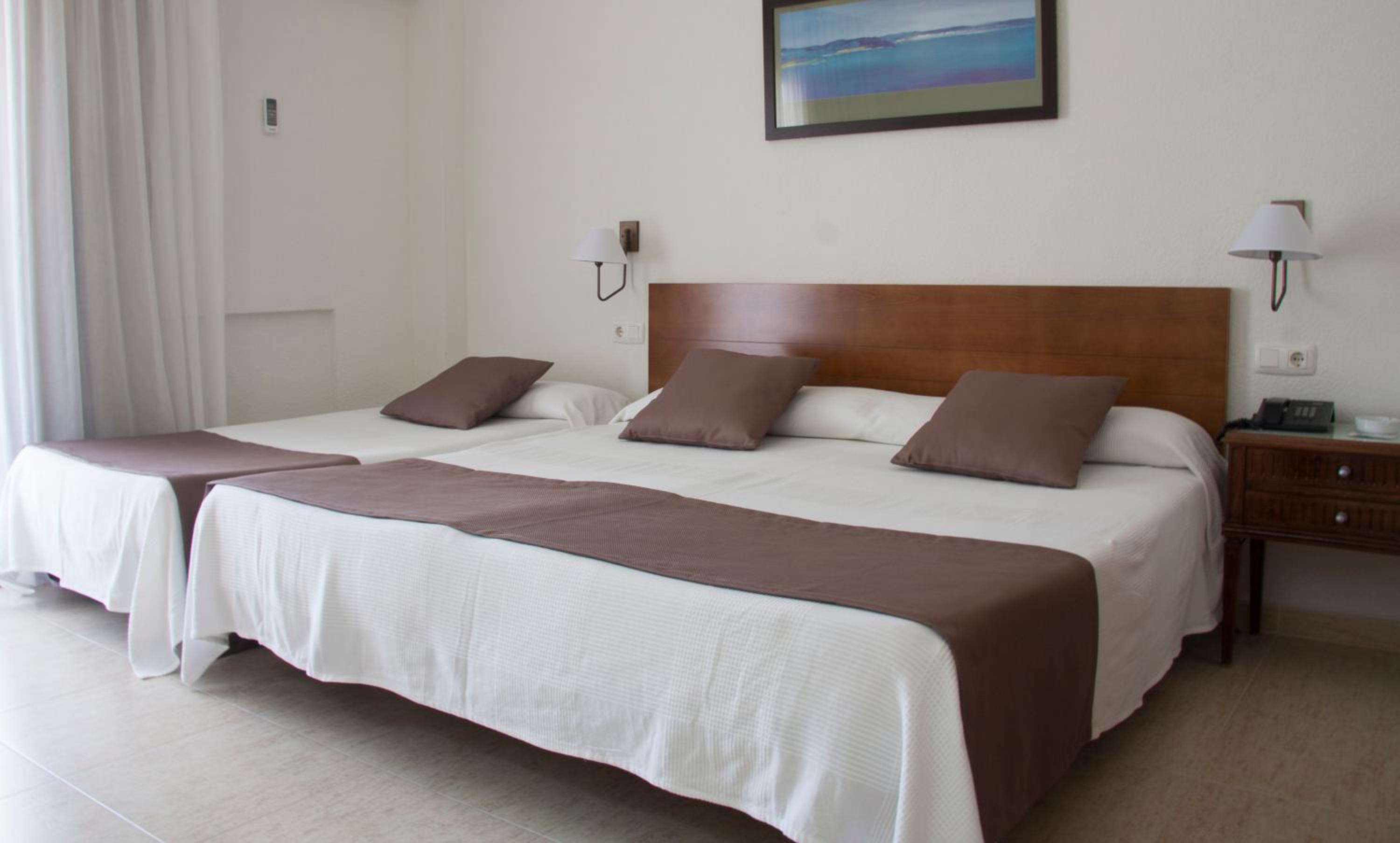 Double Room with Extra Bed (2 Adults + 1 Child) - Photo 3
