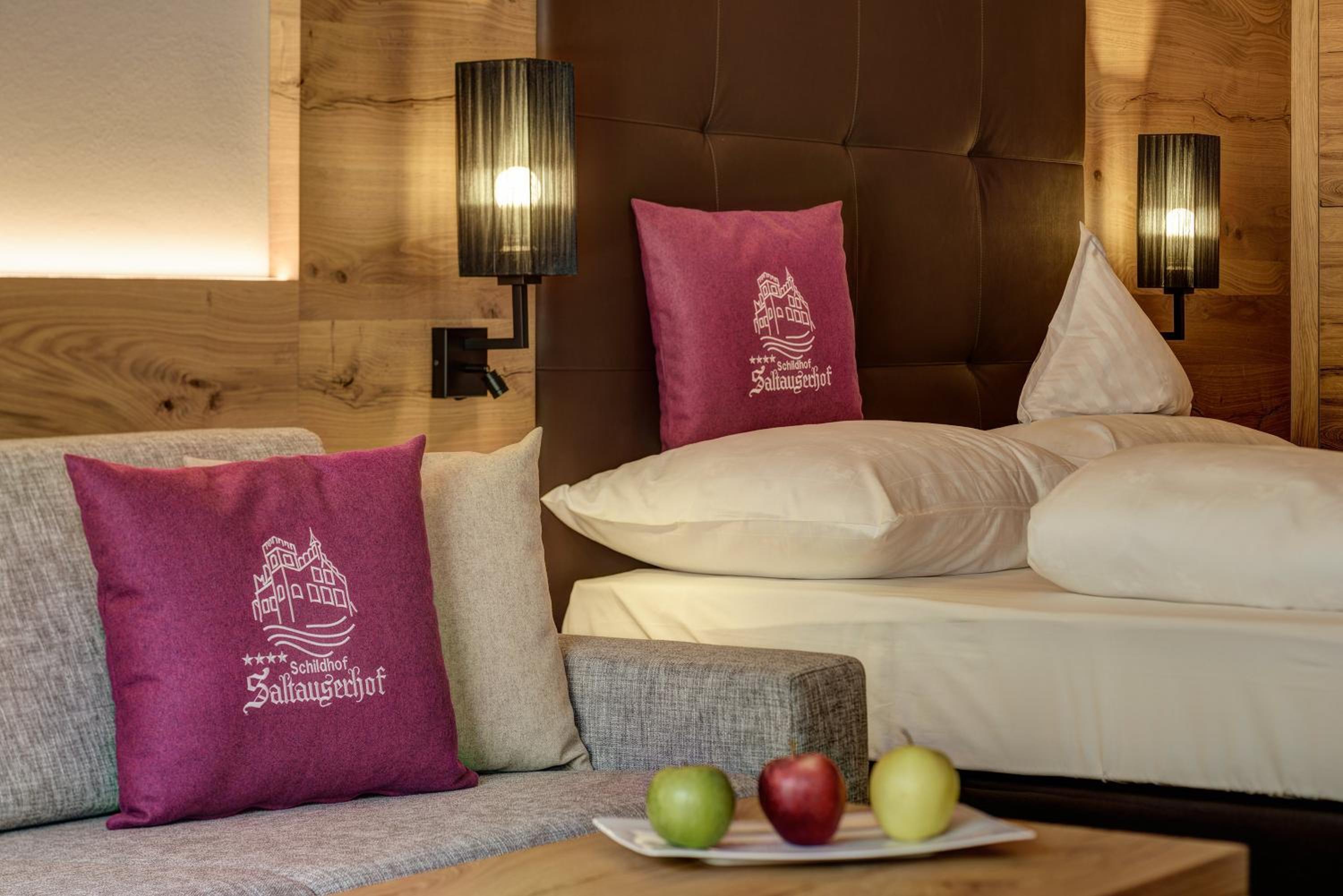 Suite with Pool View - Photo 3