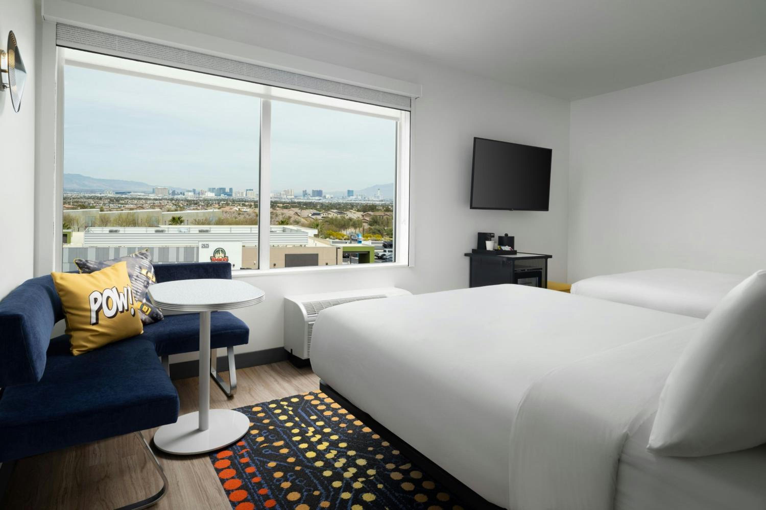 Queen Room with Two Queen Beds and City View photo 2
