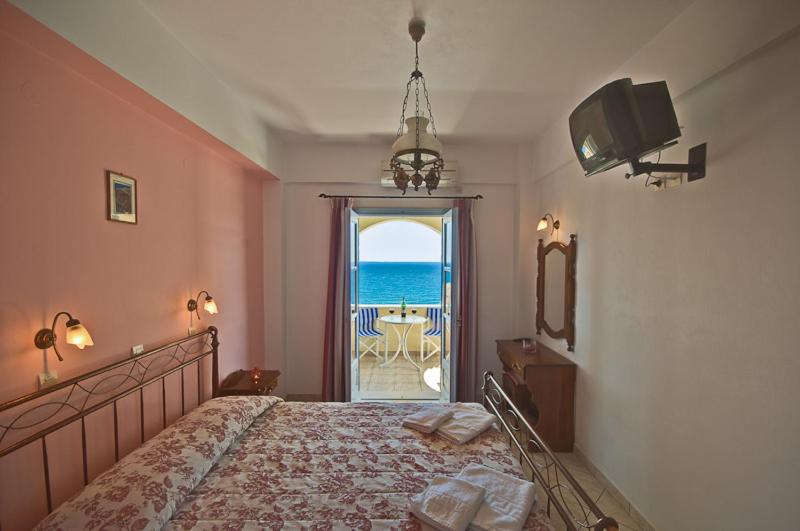 Double or Twin Room with Sea View - Photo 6