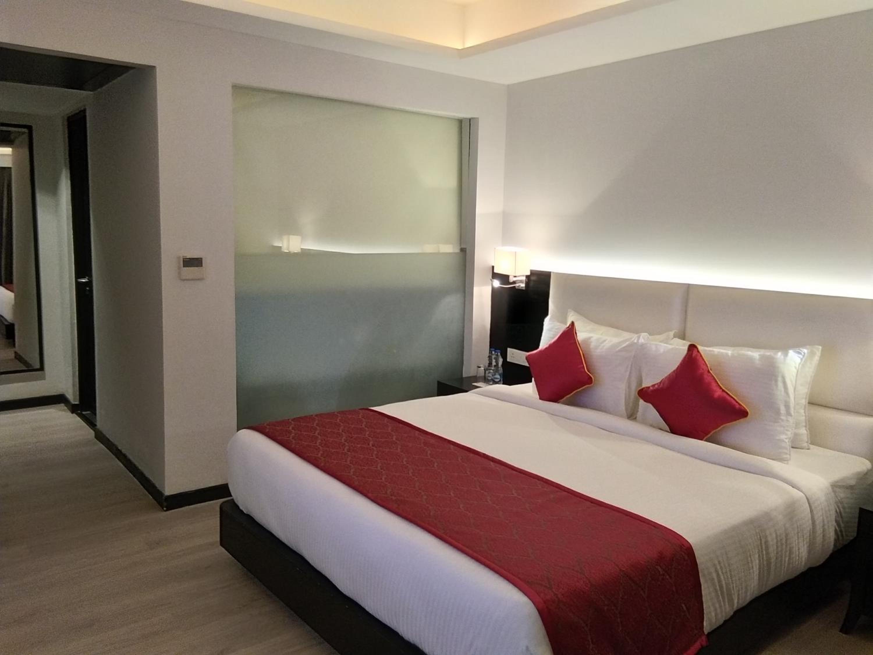 King Room with One King Bed - Smoking