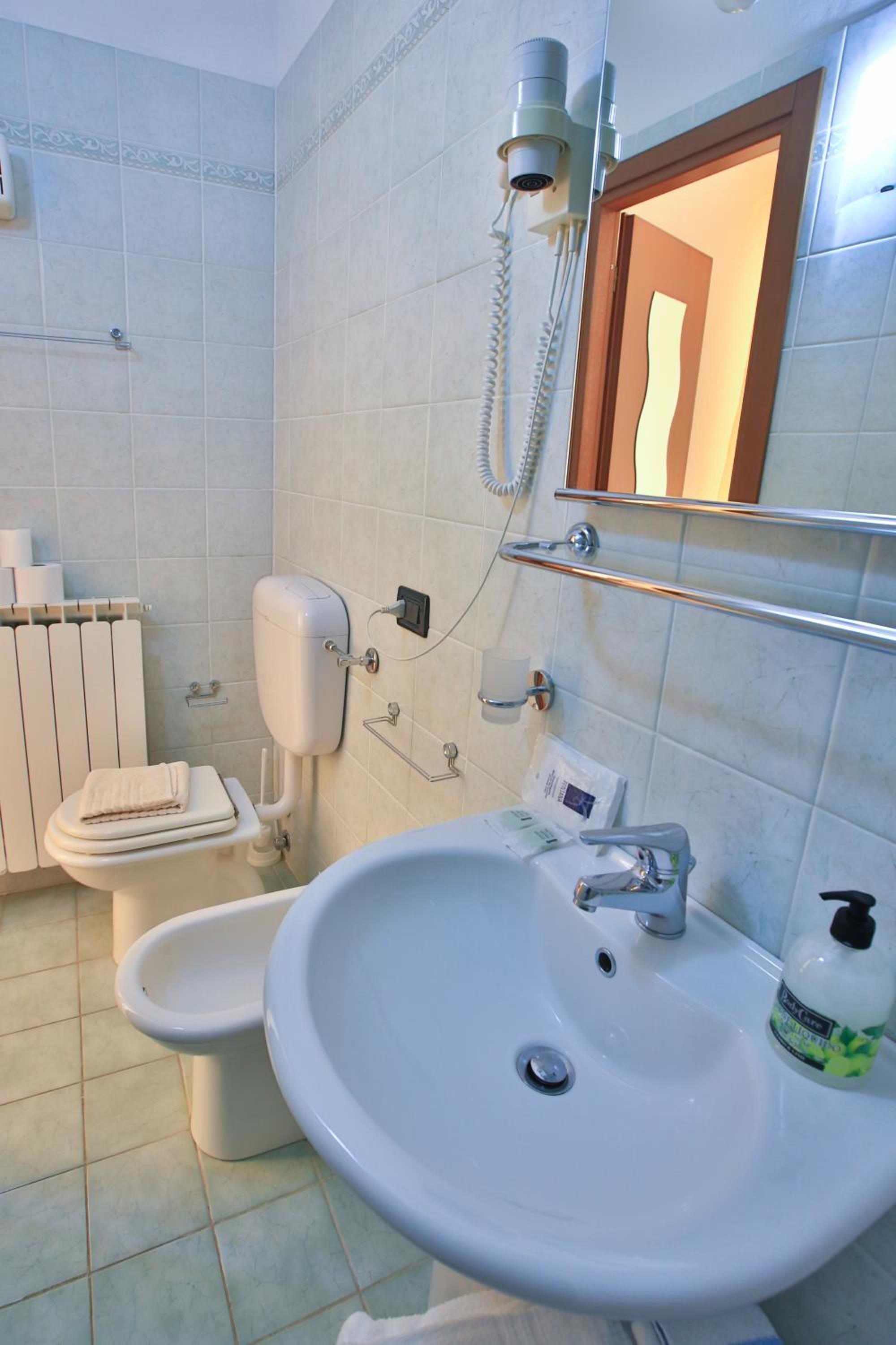 Double or Twin Room - Photo 4
