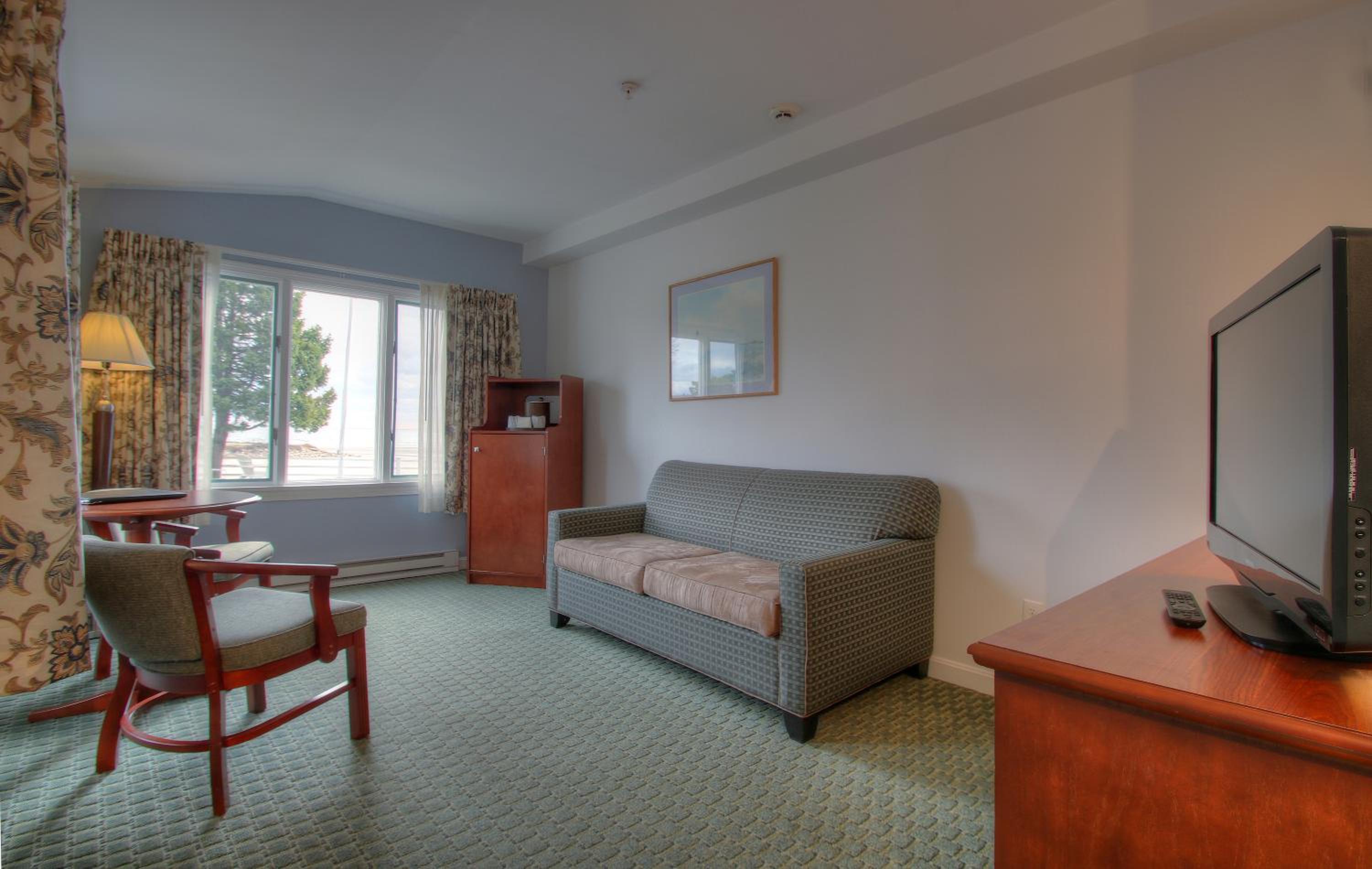 Queen Suite with Partial Ocean View - Main Inn Building photo 2