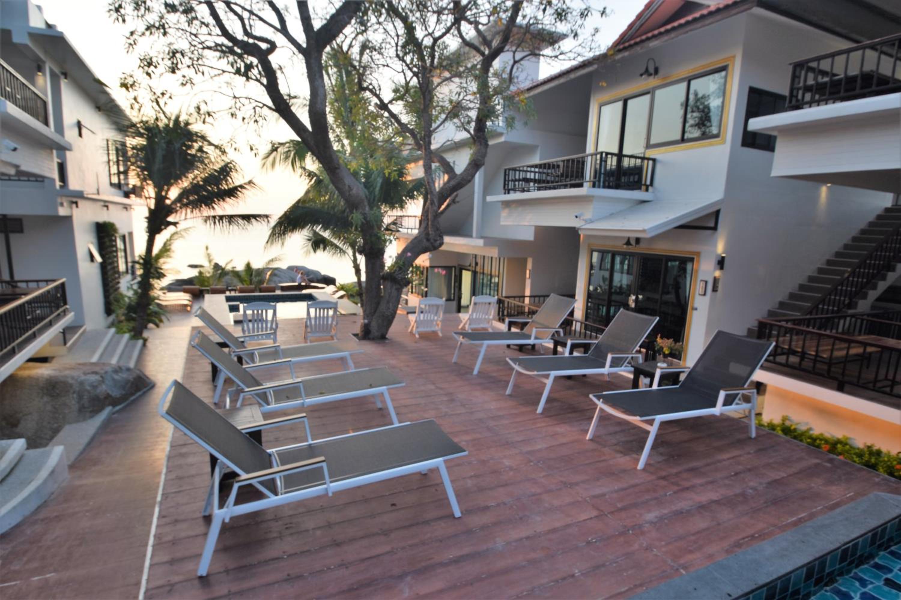 Superior Double or Twin Room with Pool View - Photo 4