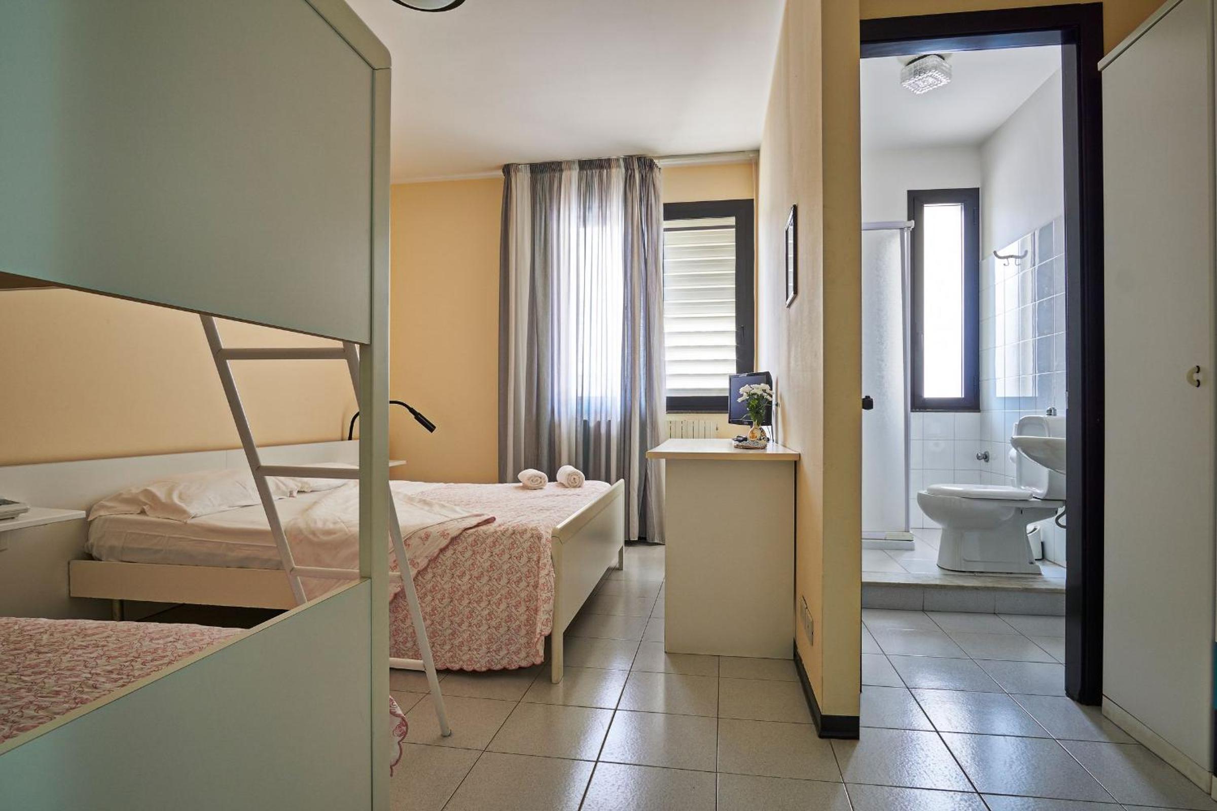 Quadruple Room with Private Bathroom - Photo 3
