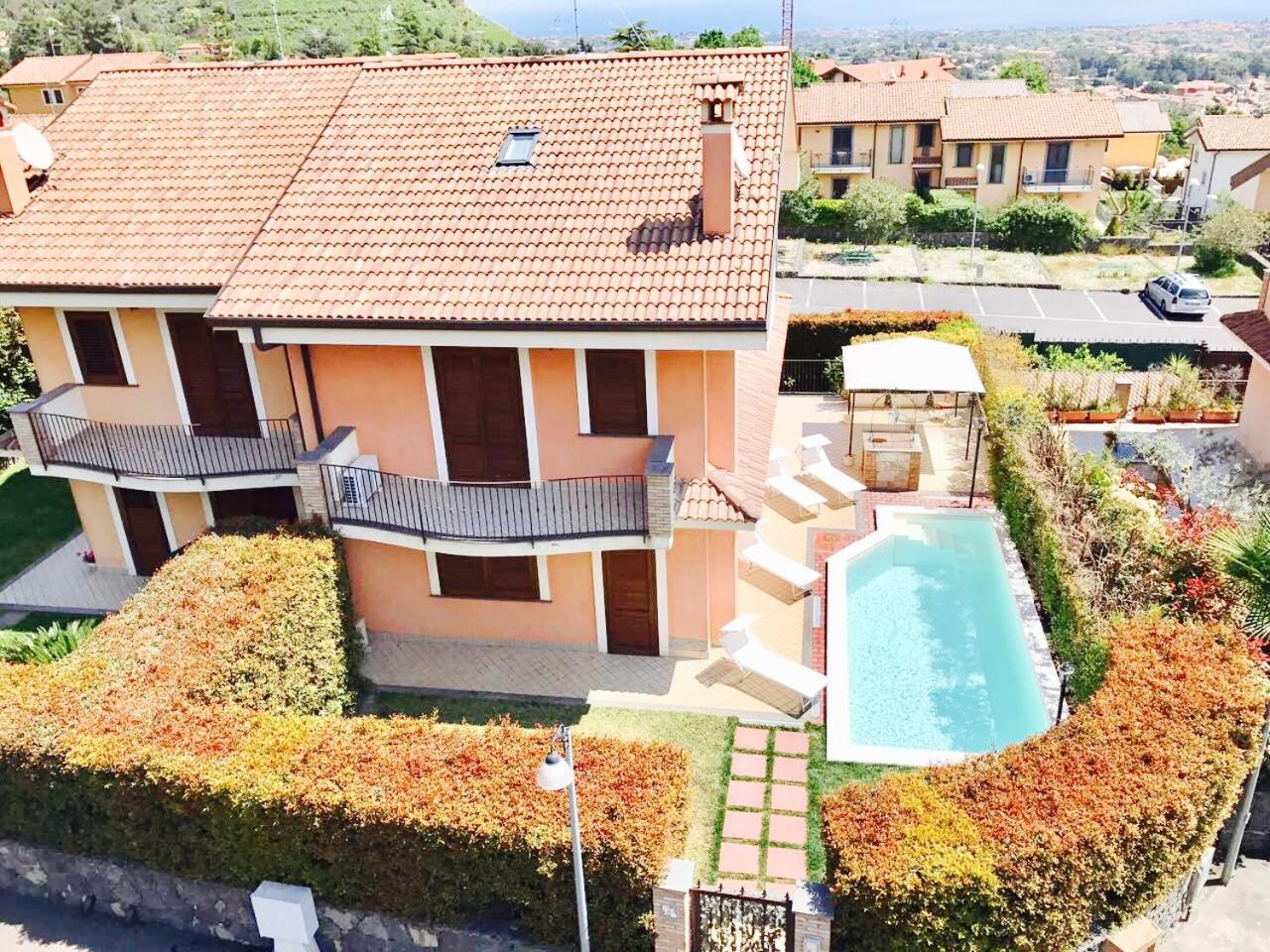 Six-Bedroom House - Photo 32