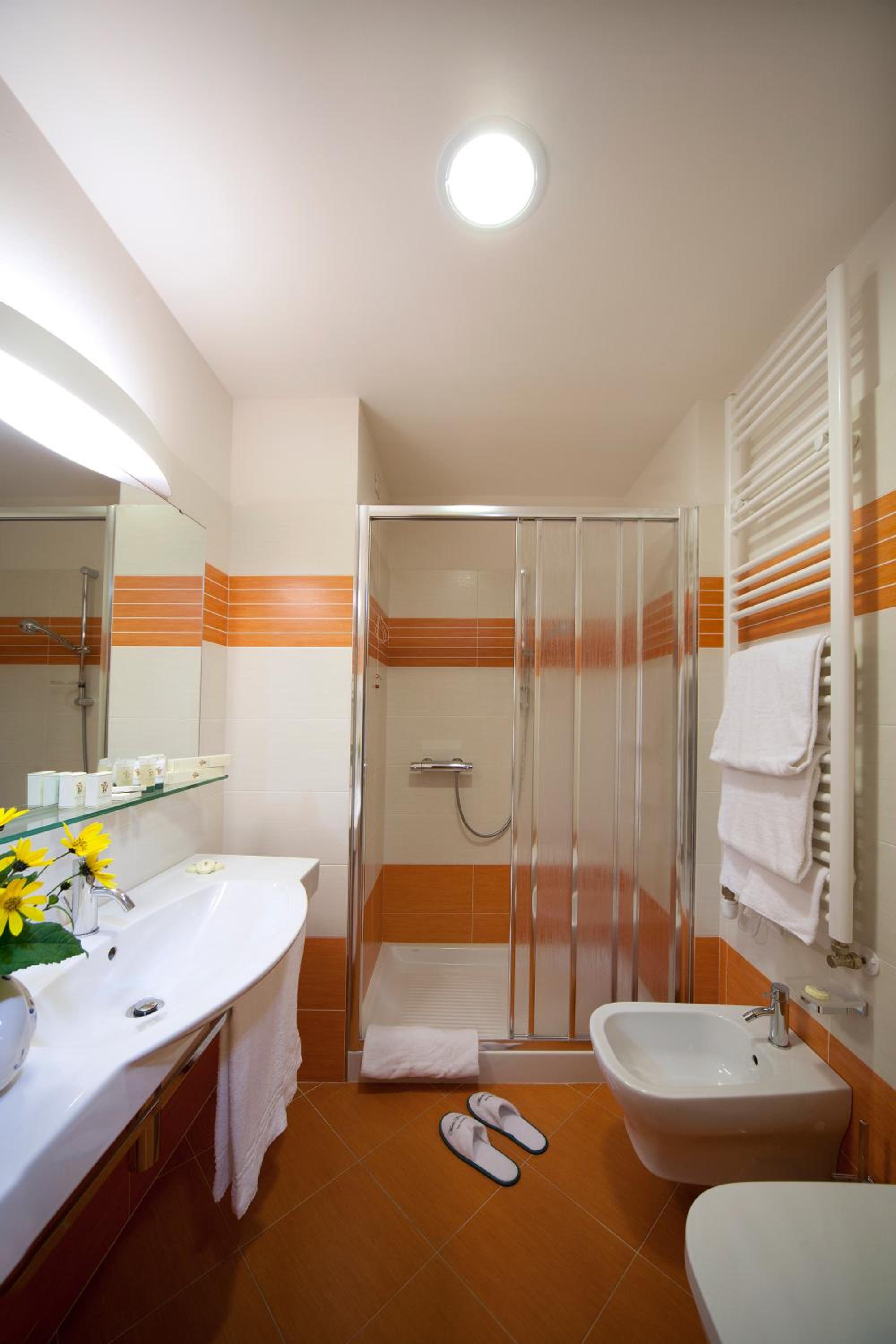 Deluxe Double or Twin Room with Lake View - Photo 16