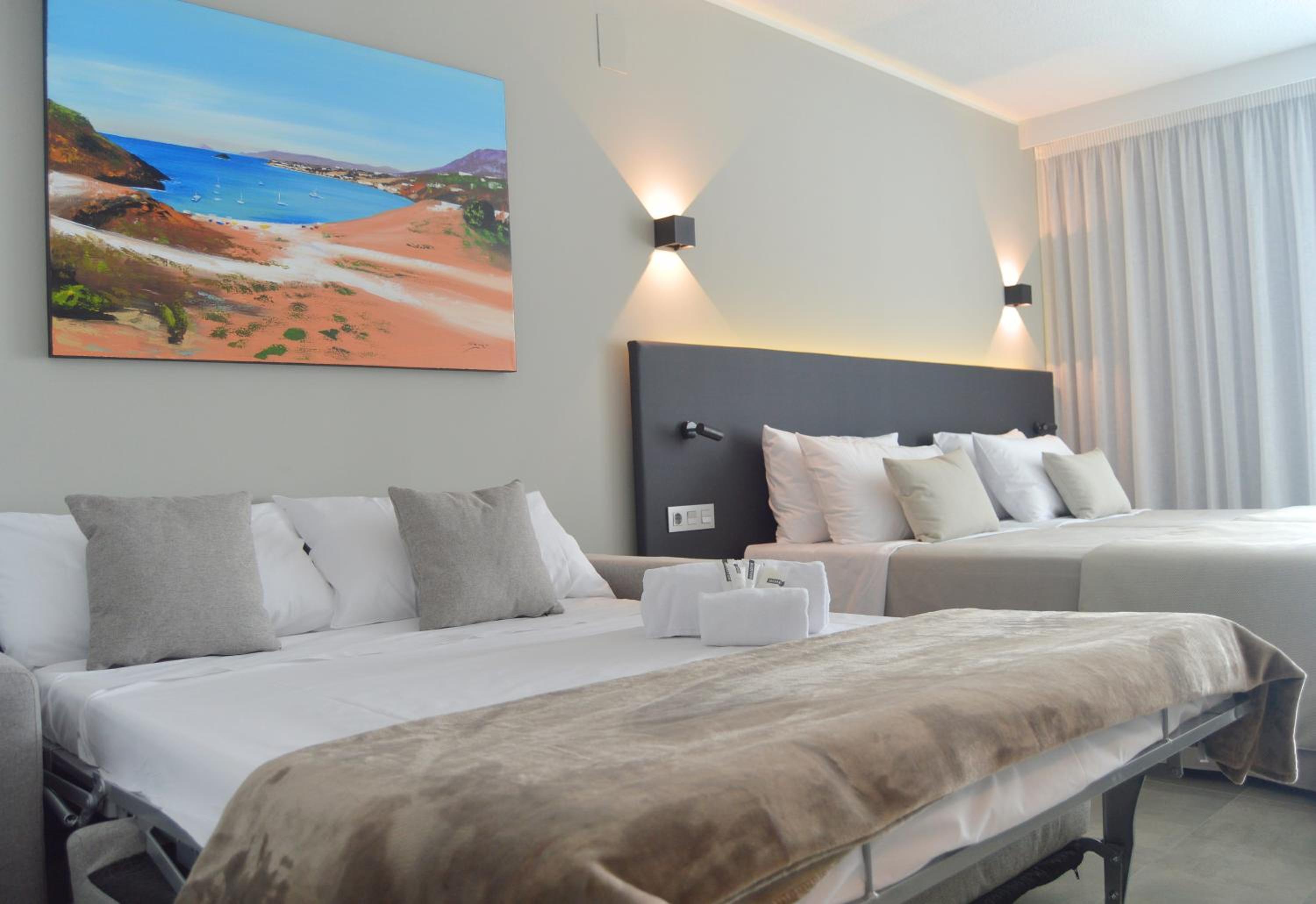 Habitación Triple Deluxe con Vista a la Piscina