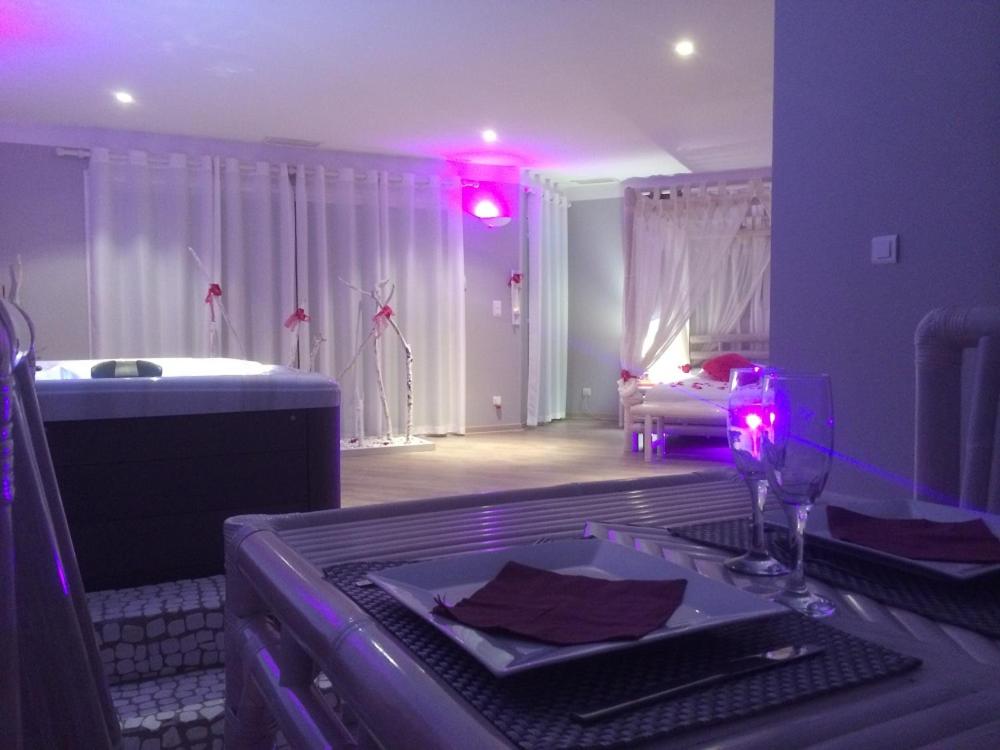 Suite with Jacuzzi & Swimming Pool photo 2