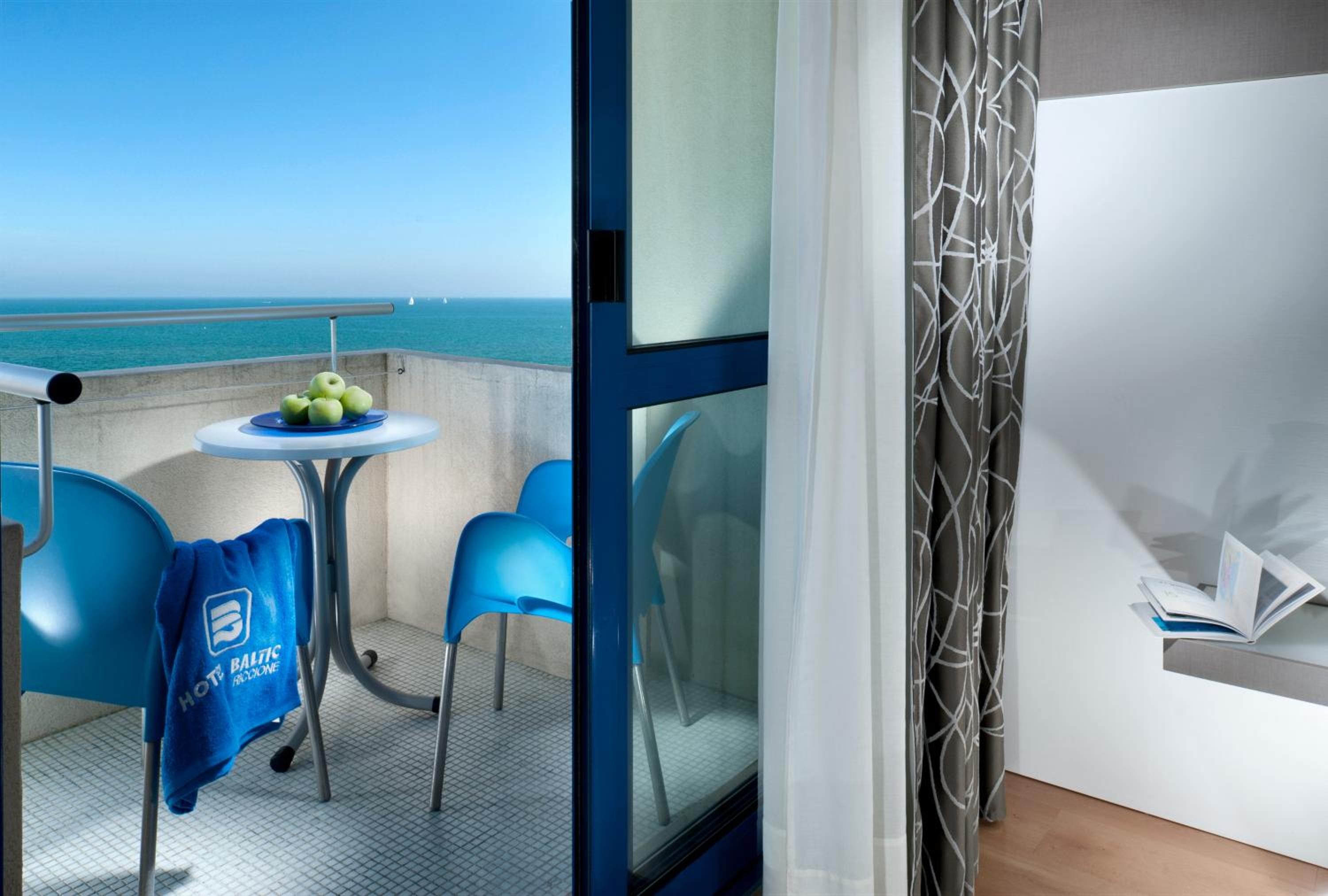 Quadruple Room with Sea View - Photo 11