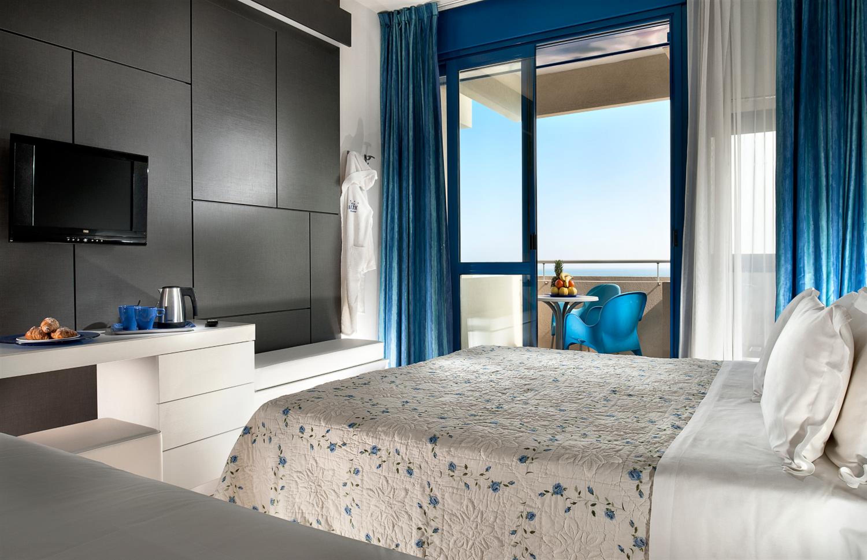 Quadruple Room with Sea View - Photo 1