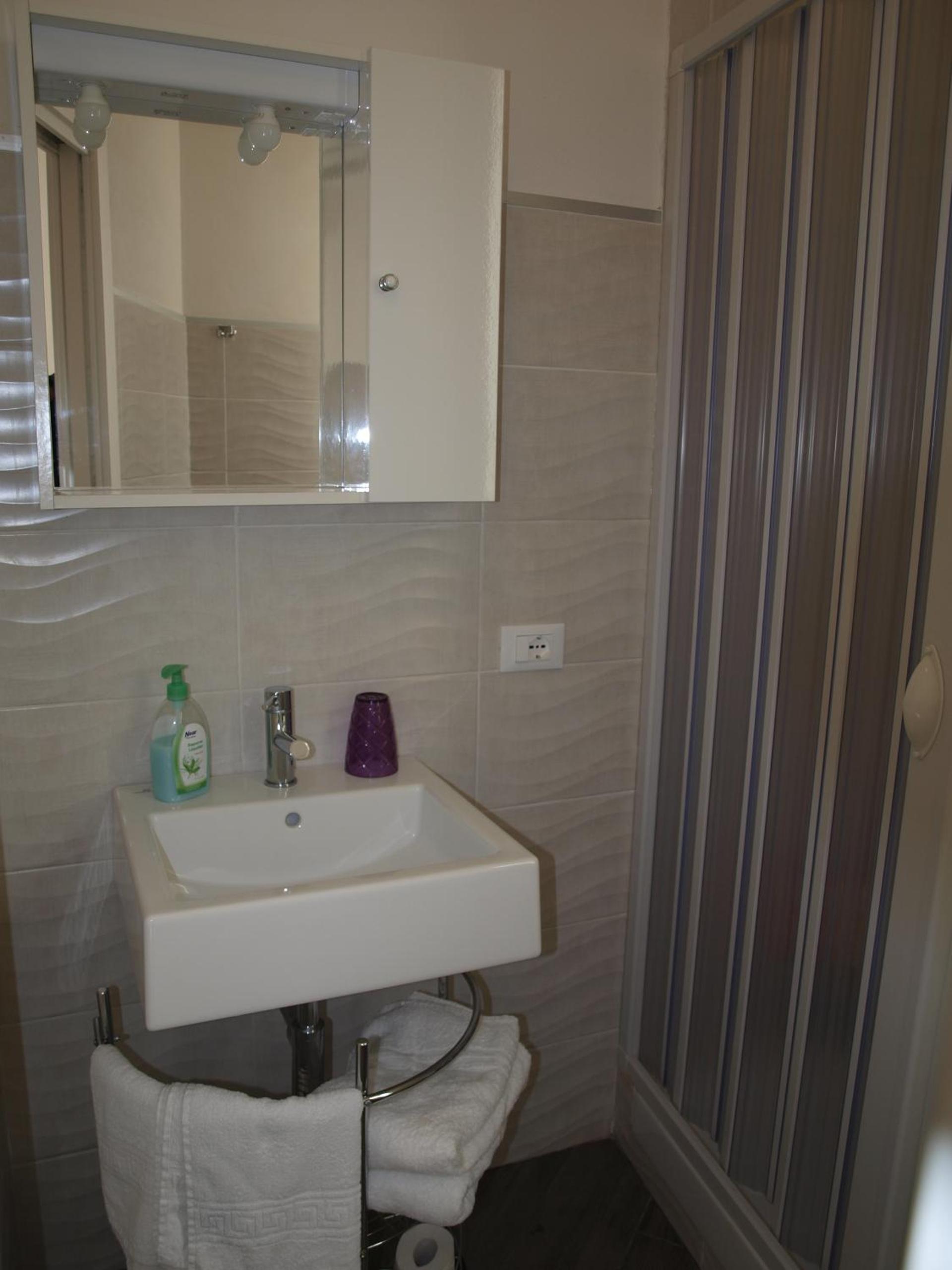 Double Room with Private External Bathroom photo 2