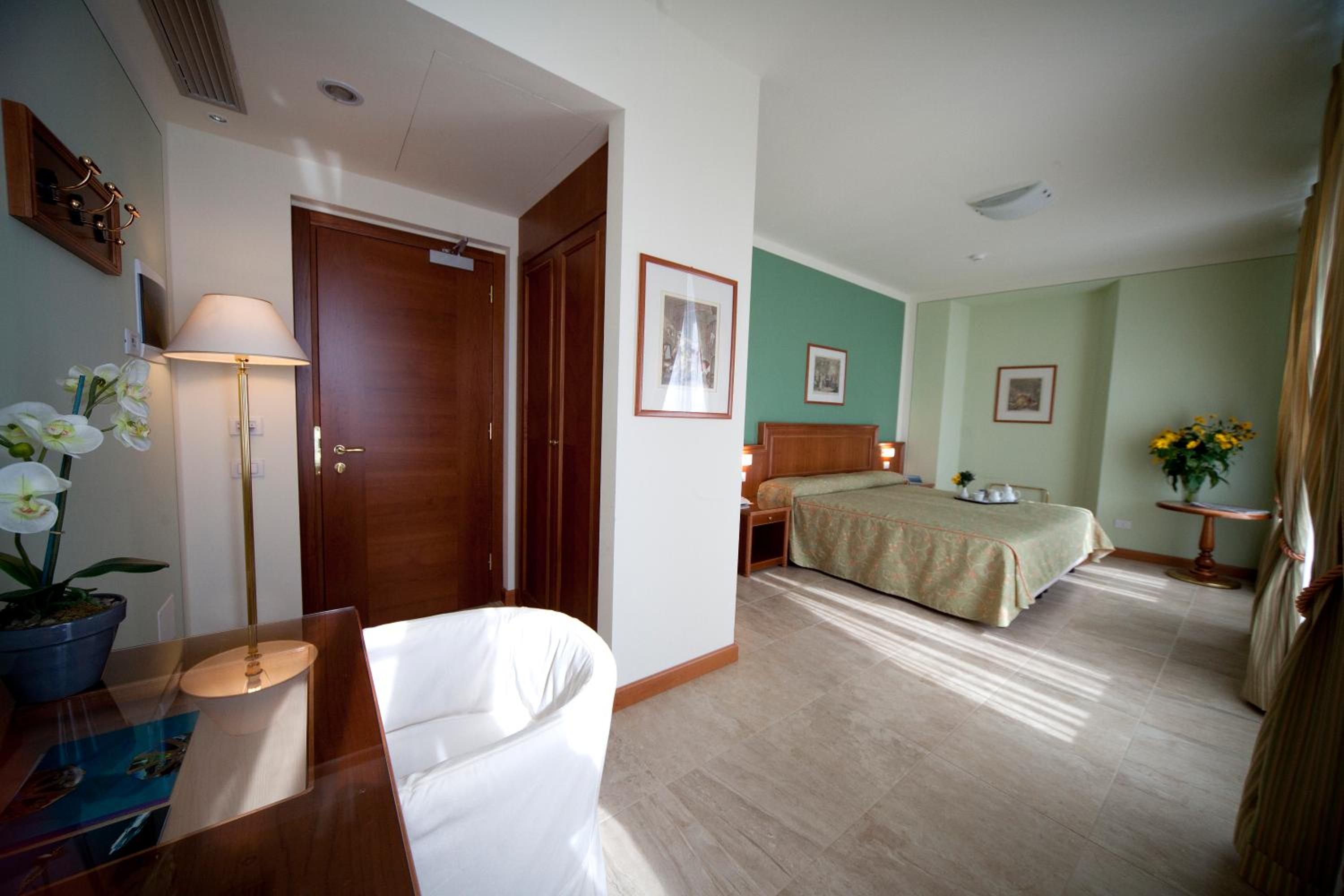 Deluxe Double or Twin Room with Lake View - Photo 3