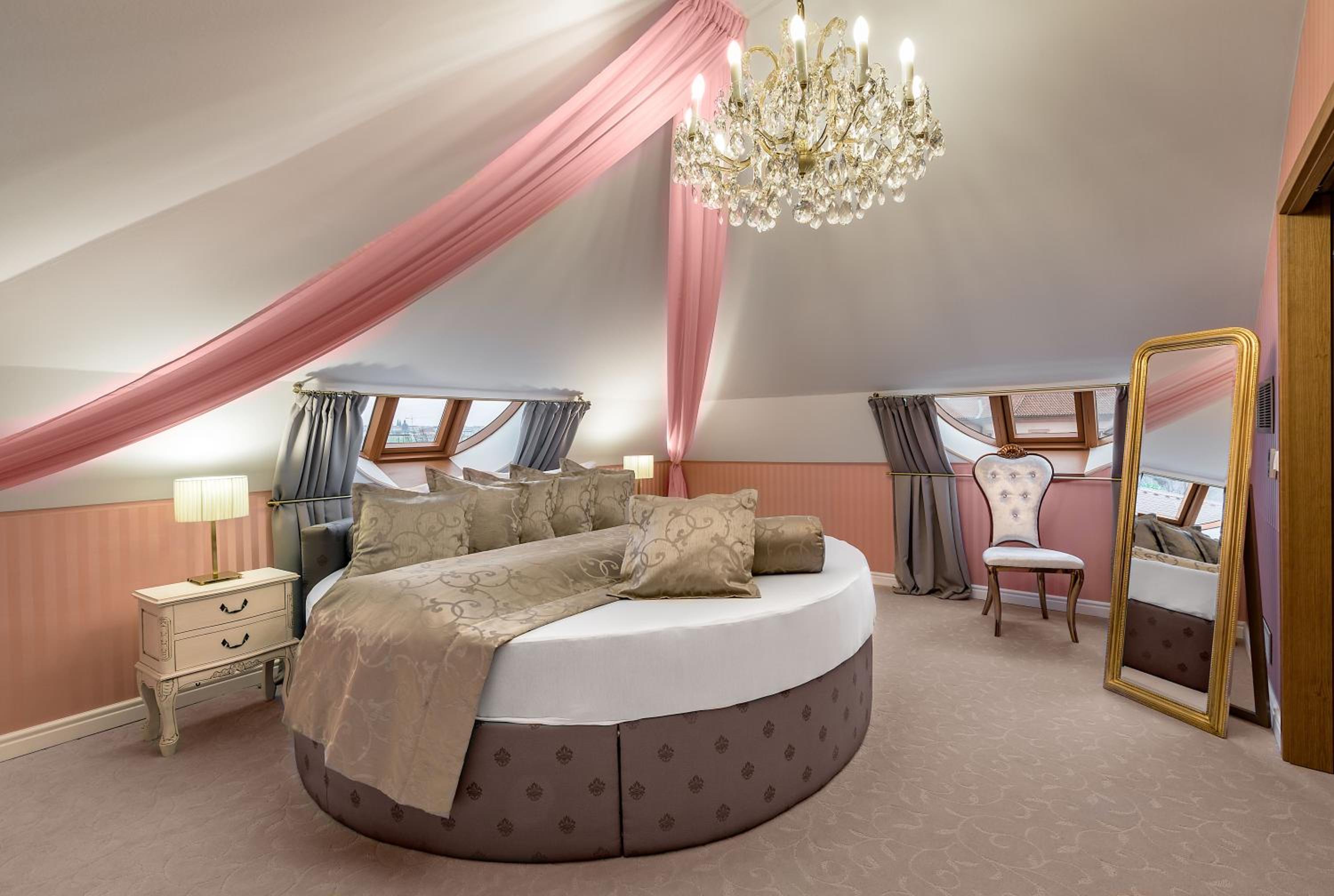 Luxury Suite with Free Mini-bar