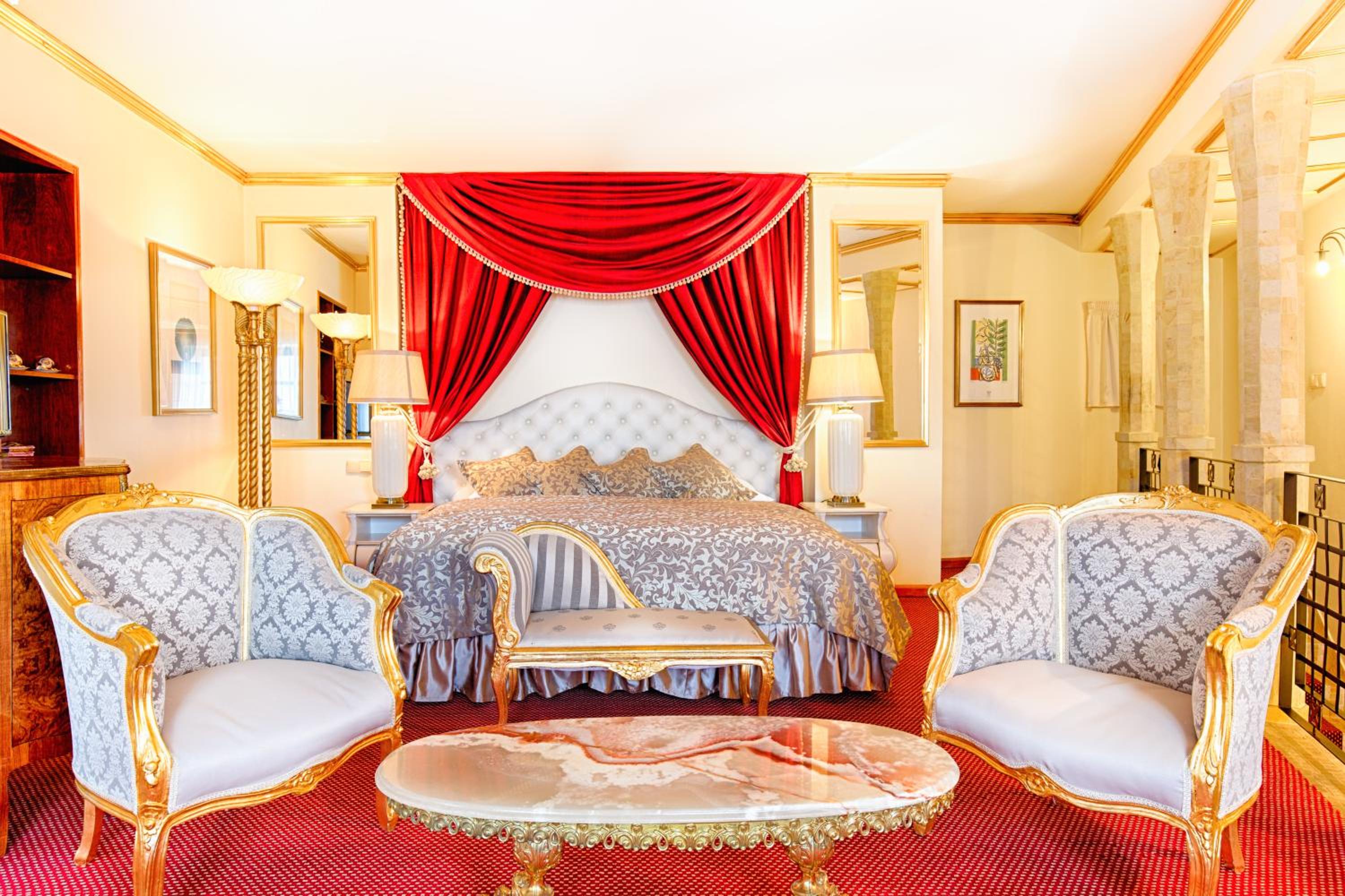 Luxury Suite with Free Mini-bar, #402