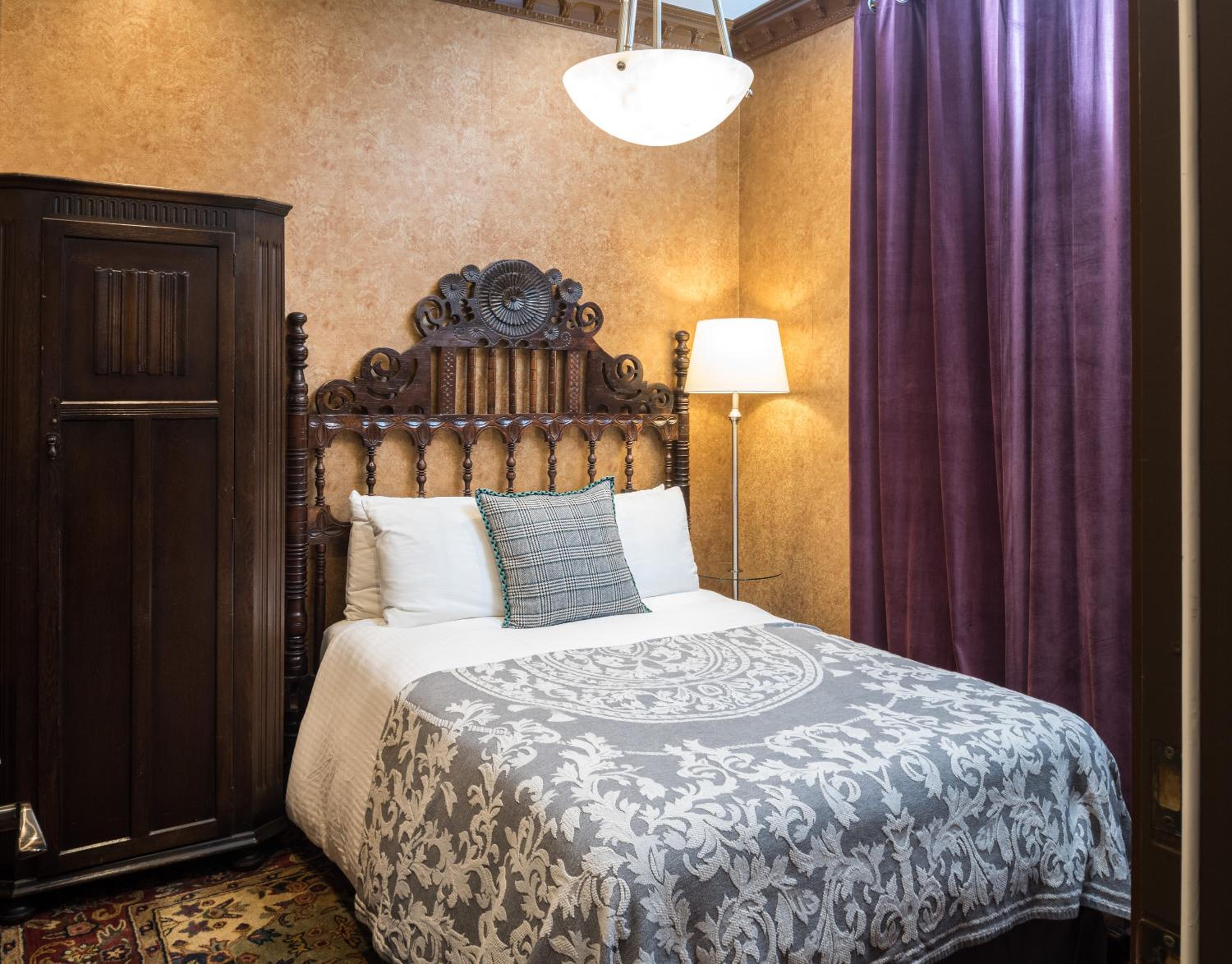 Economy Double Room - Photo 16