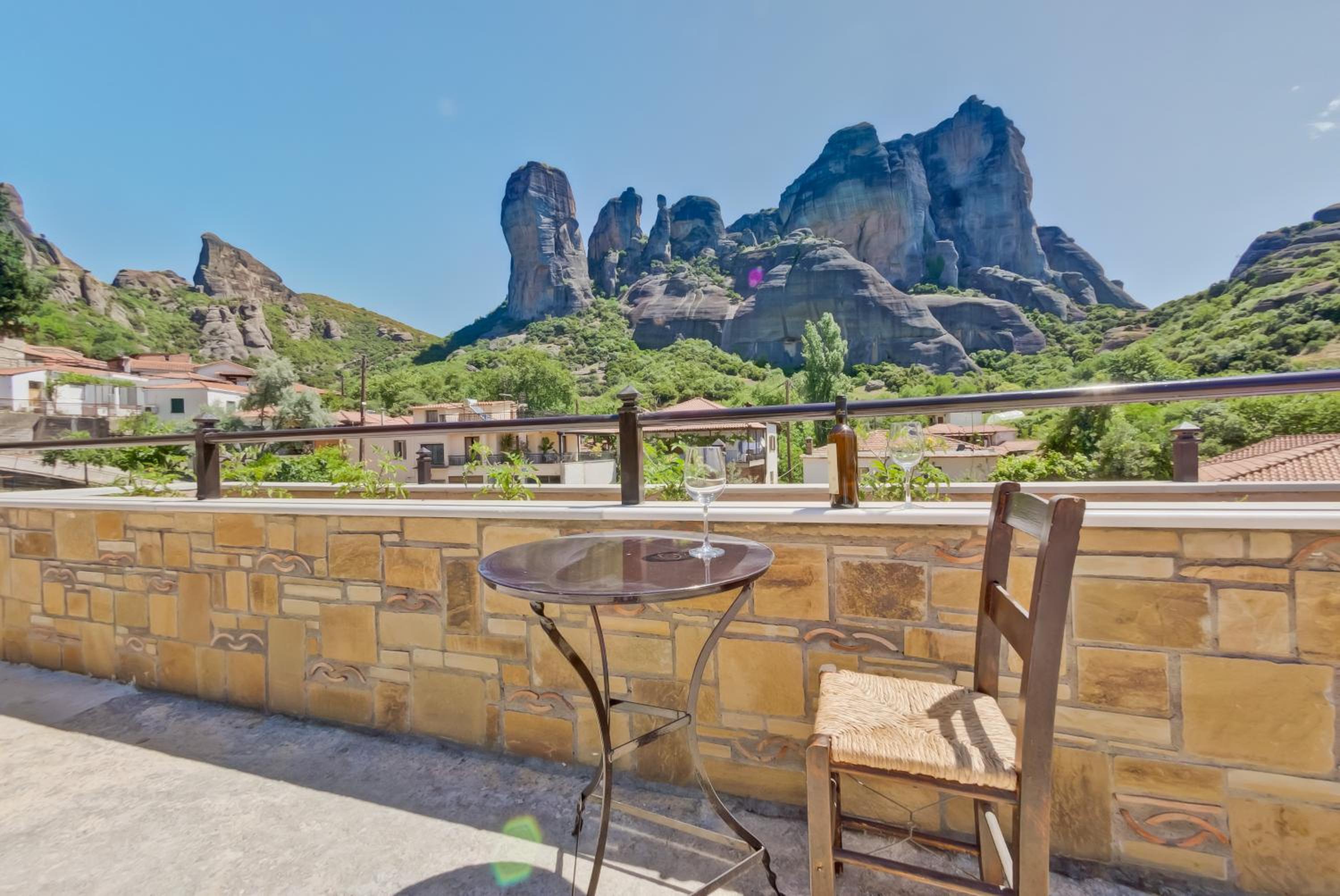 Quadruple Room with Balcony and Meteora View - Photo 2