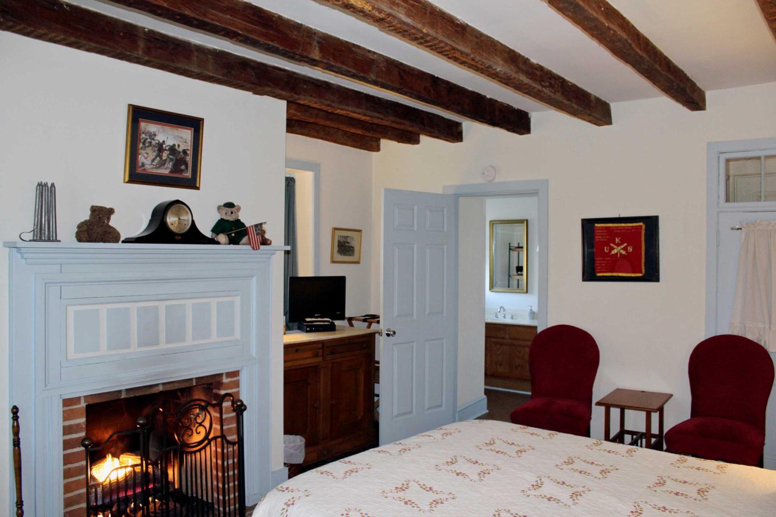 Queen Room photo 2