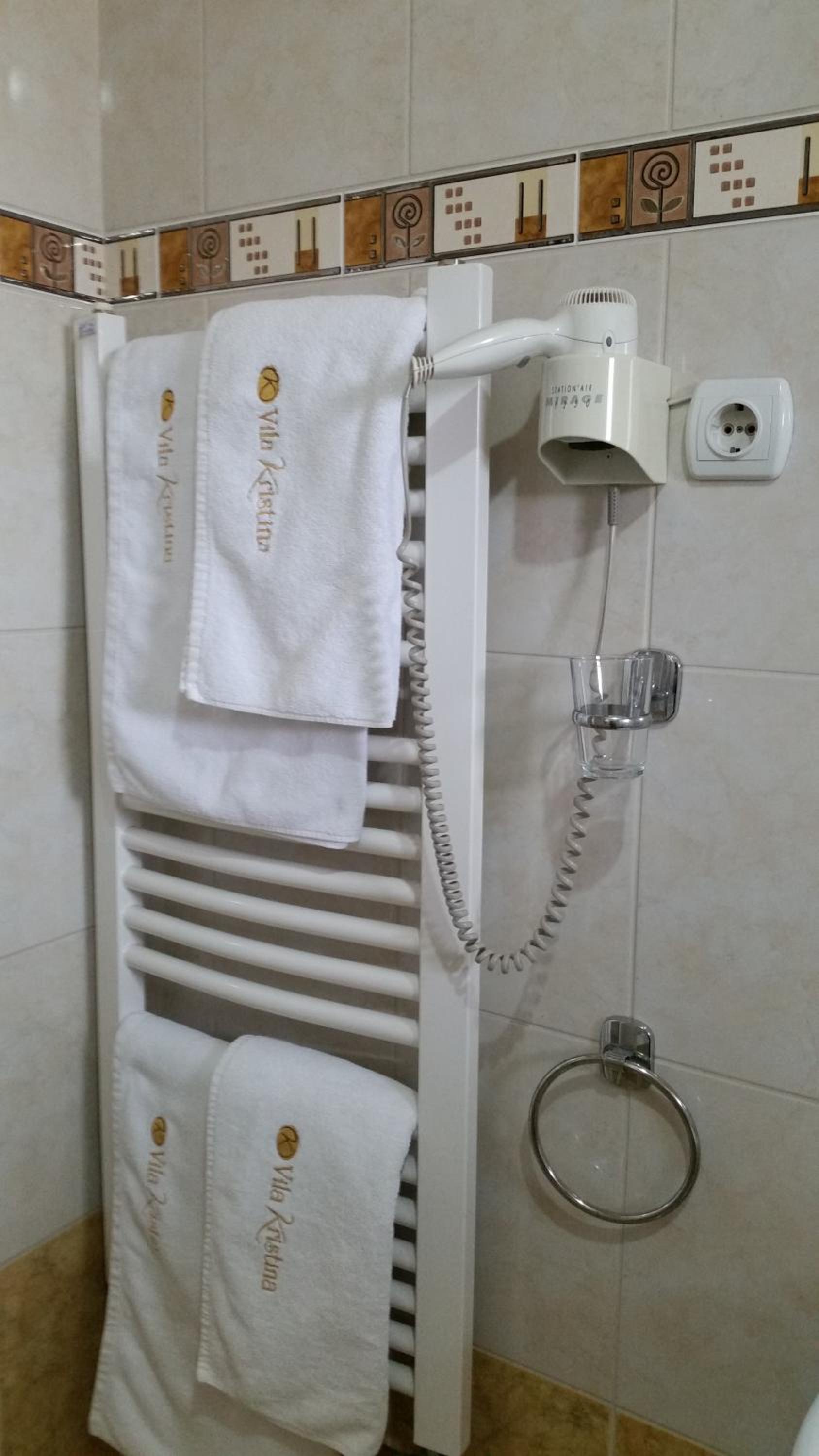 Deluxe Double Room (2 Adults + 1 Child)