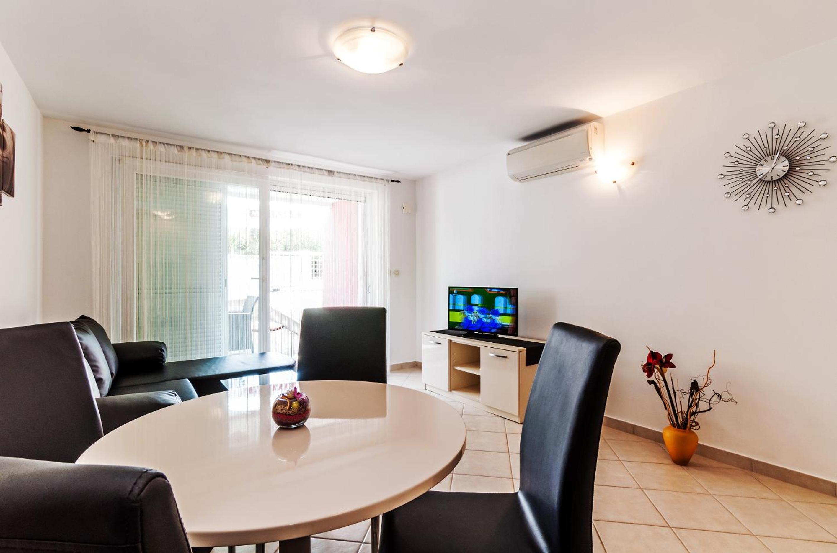 One-Bedroom Apartment with Terrace or Balcony - Photo 2