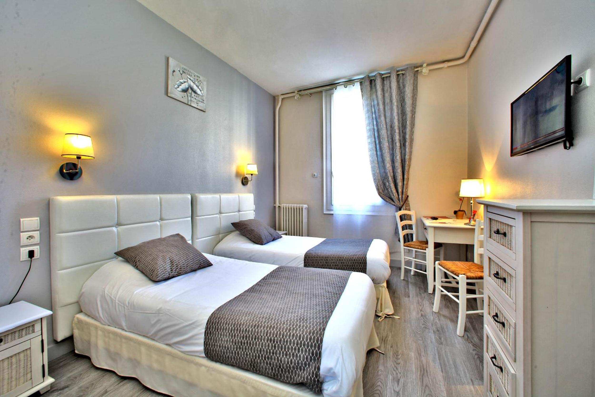 Standard Twin Room with Air Conditioning photo 3