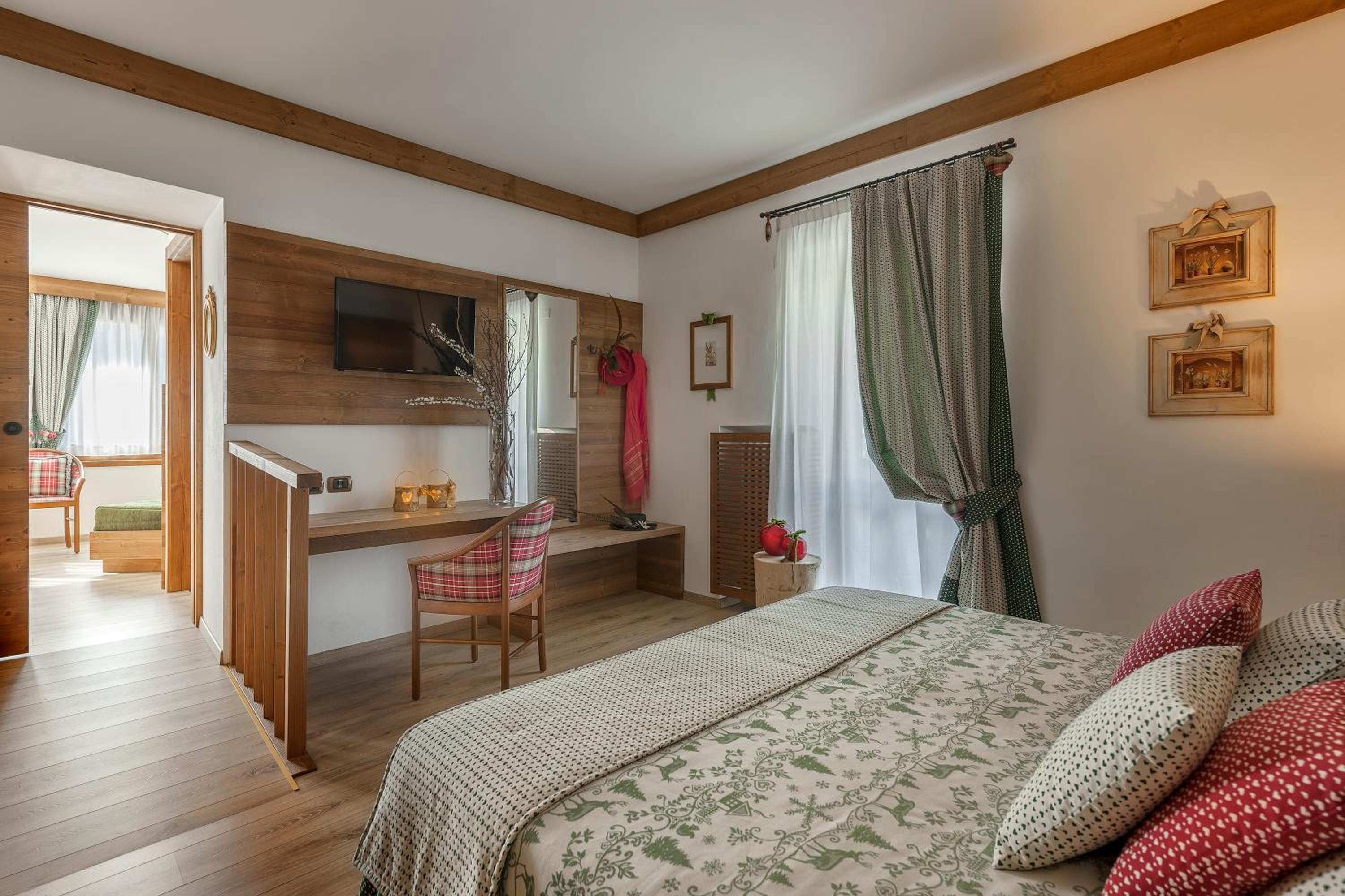 Suite - Photo 1