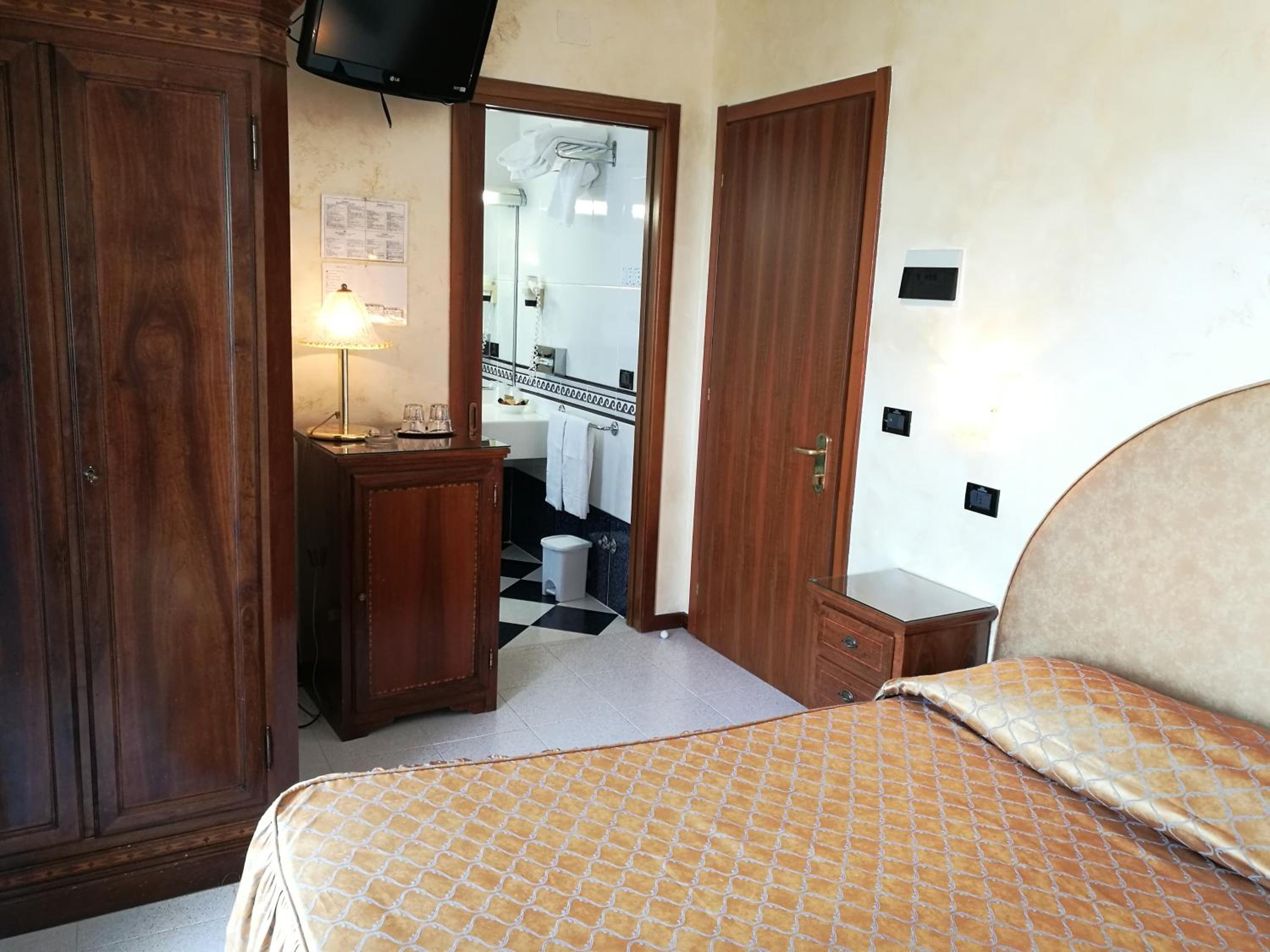 Economy Double or Twin Room with Terrace and Sea View