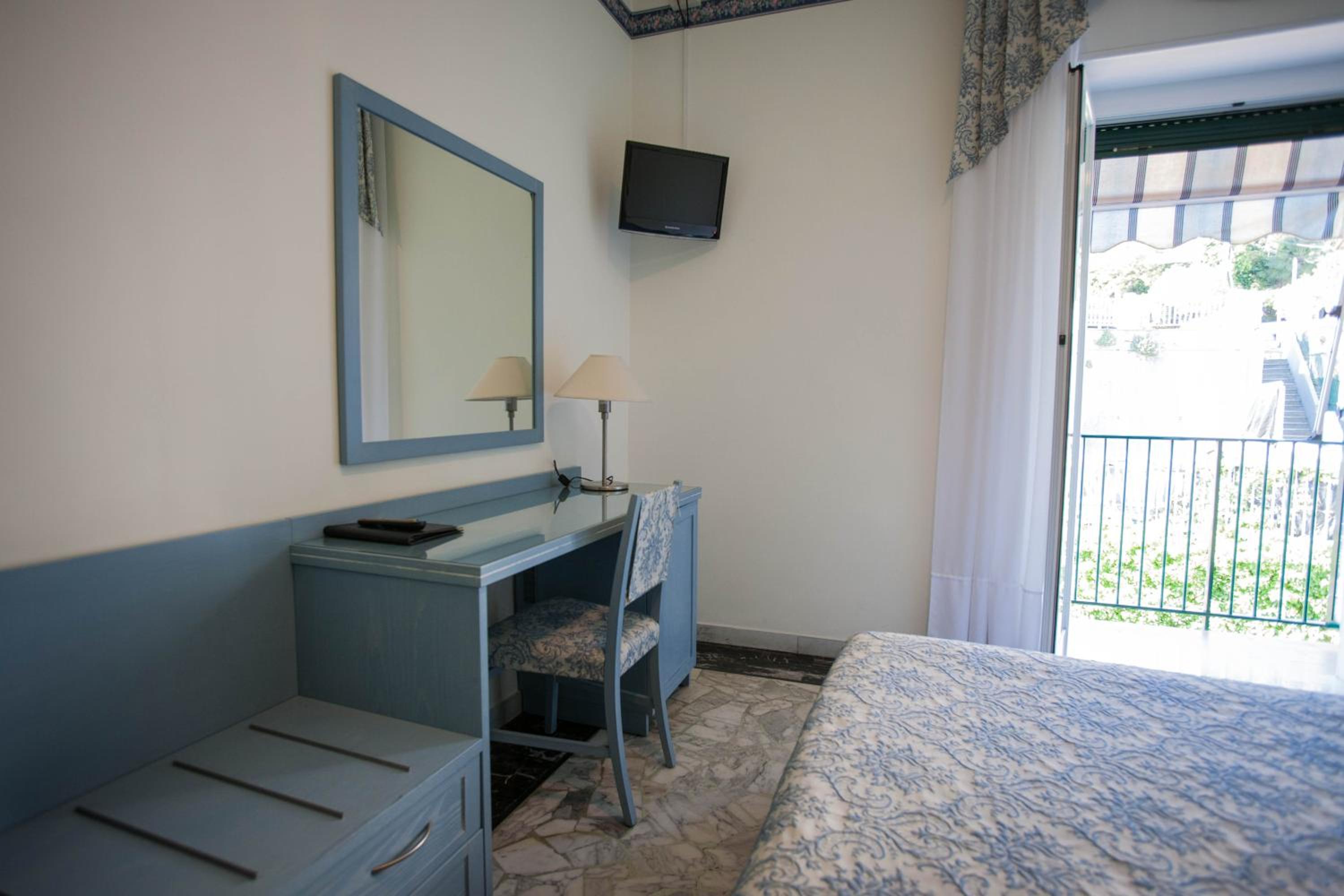 Double or Twin Room with Balcony - Photo 5