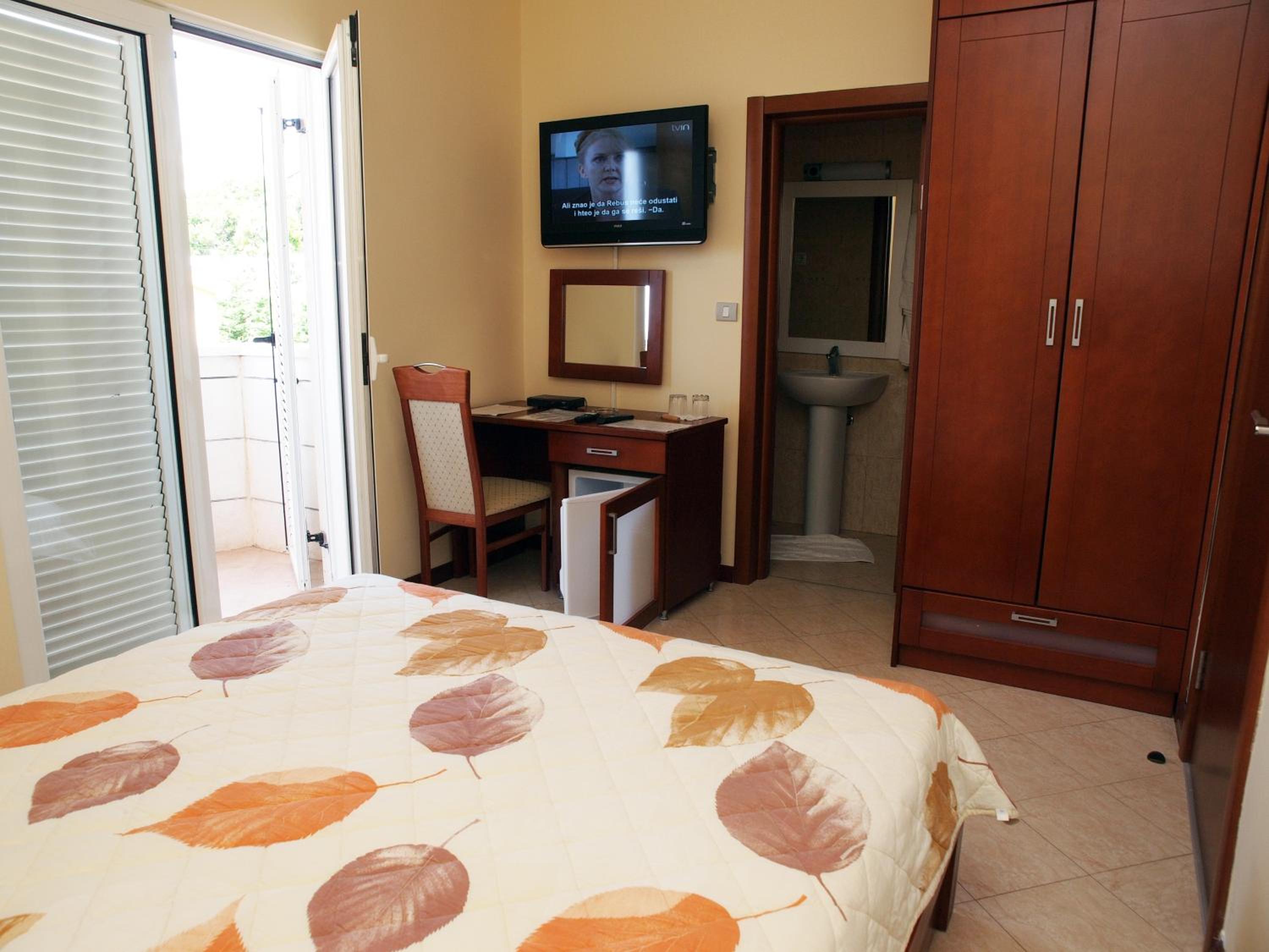 Double Room with Balcony - Photo 2