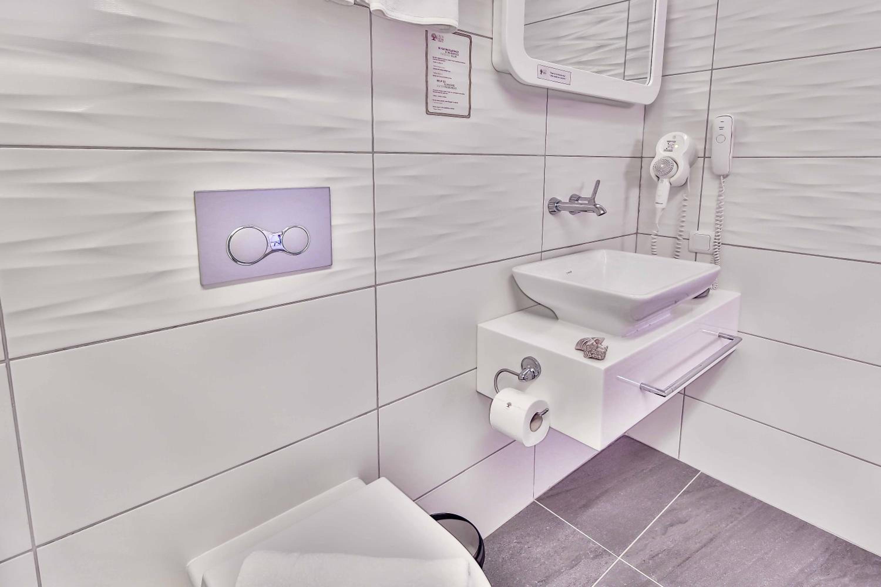 Superior Suite with Sea View - Photo 28