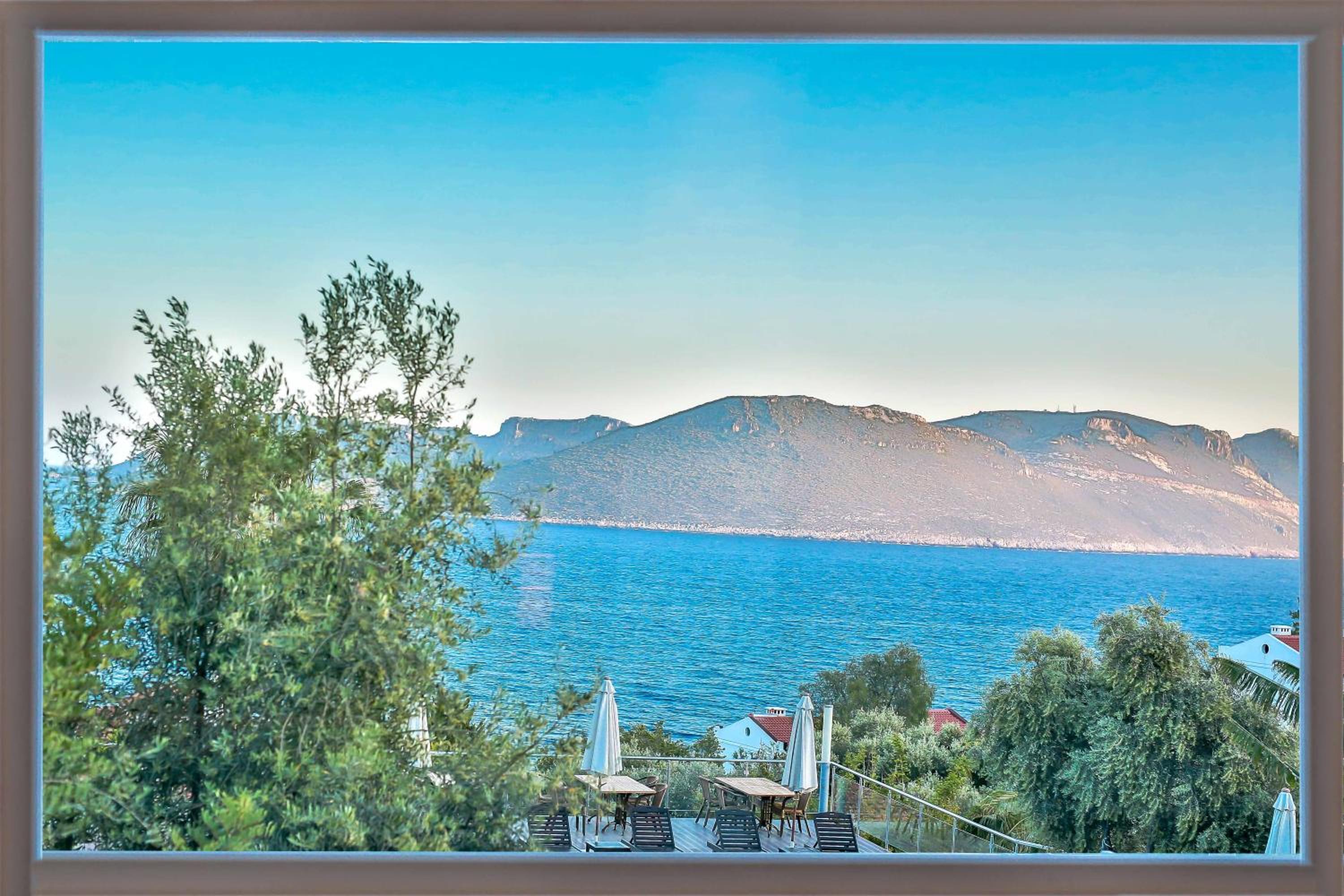 Superior Suite with Sea View - Photo 30