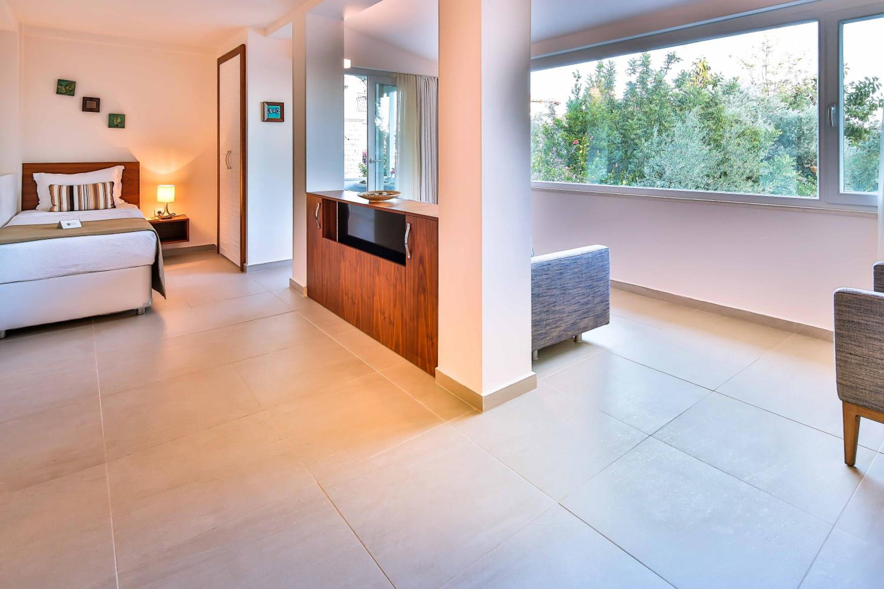 Superior Suite with Sea View - Photo 22