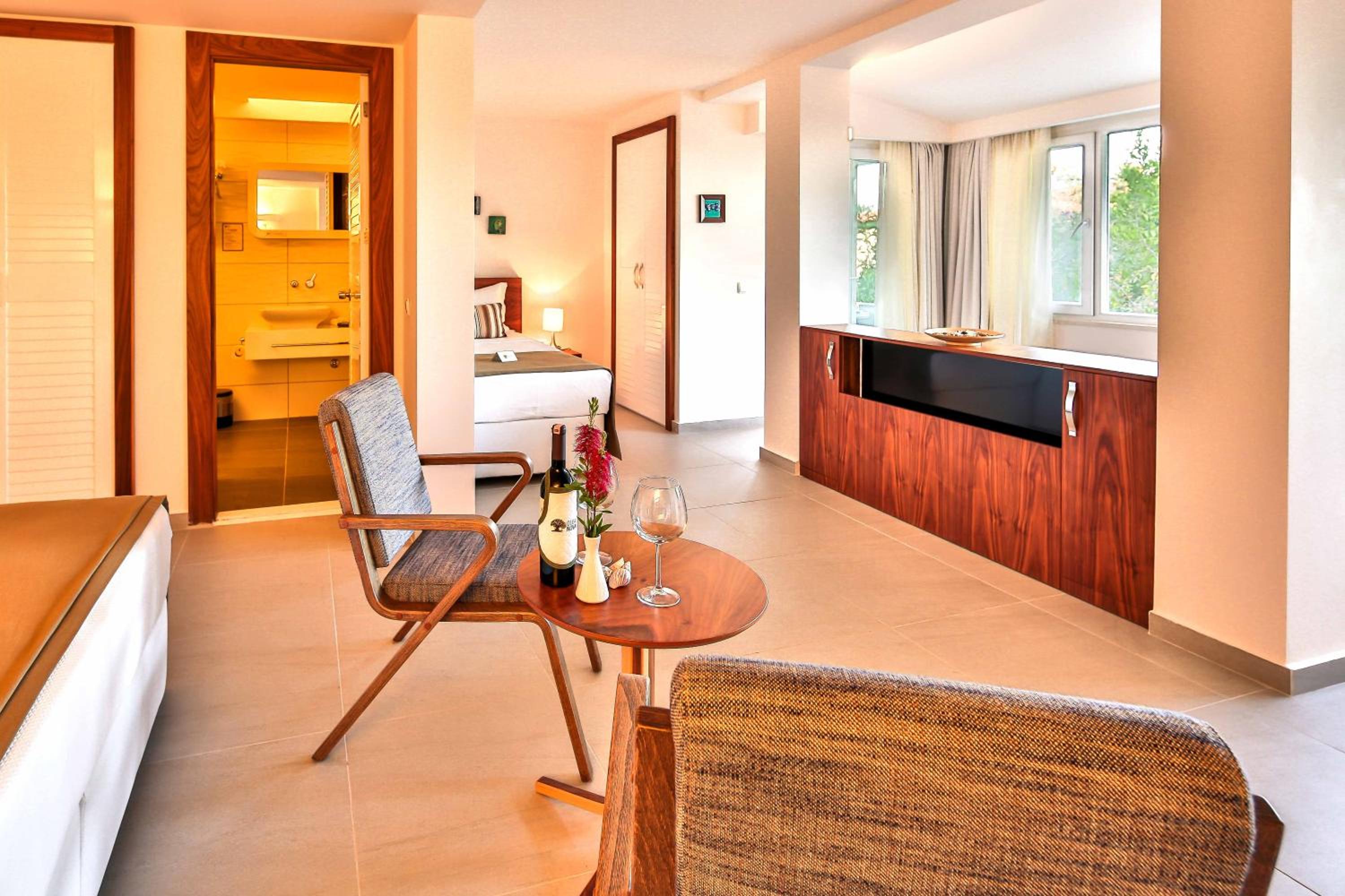 Superior Suite with Sea View - Photo 21