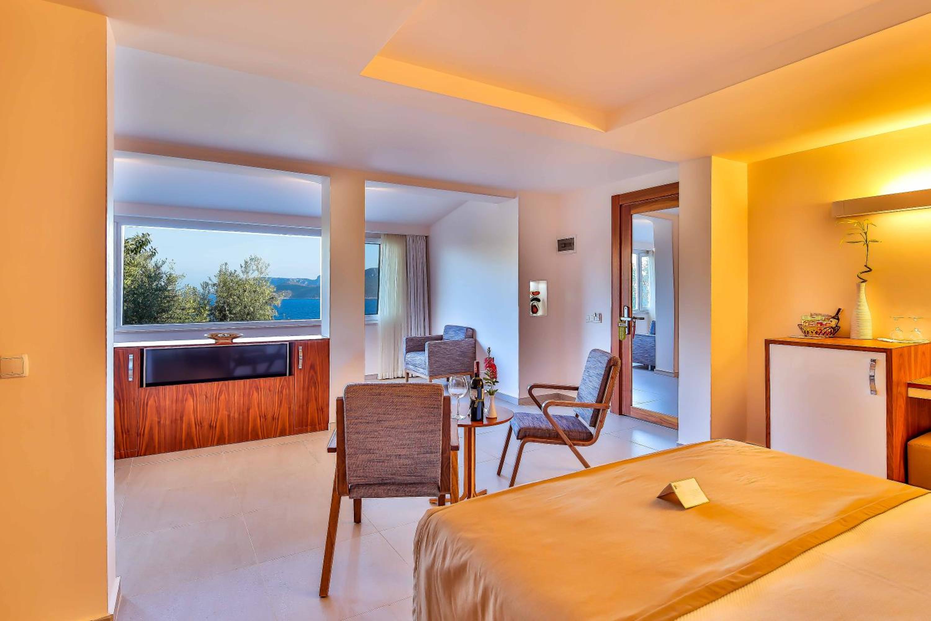 Superior Suite with Sea View - Photo 20
