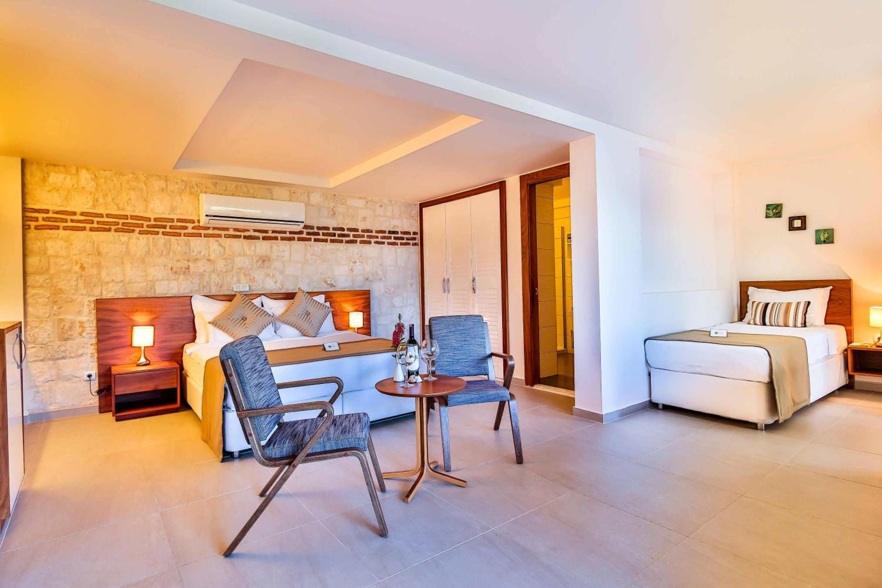 Superior Suite with Sea View - Photo 19
