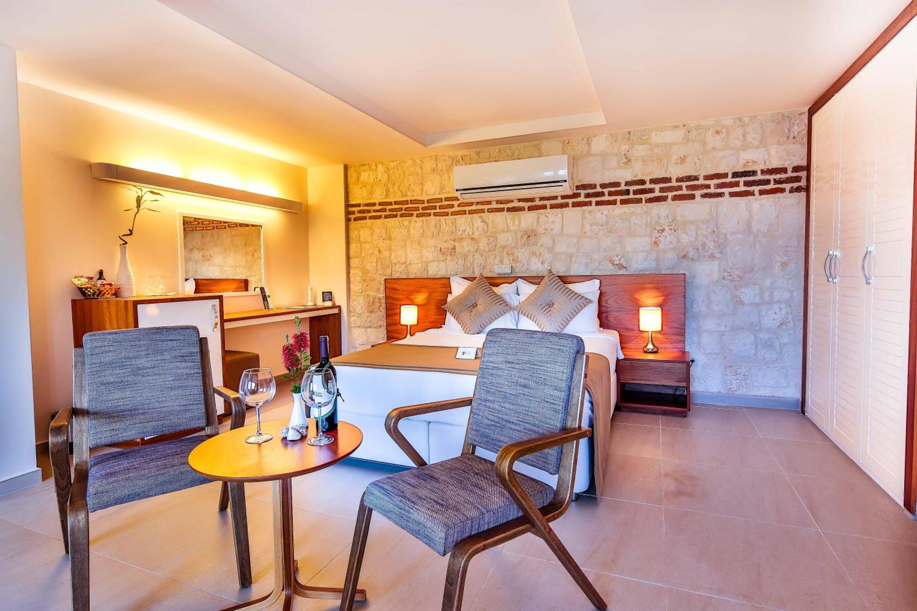 Superior Suite with Sea View - Photo 18