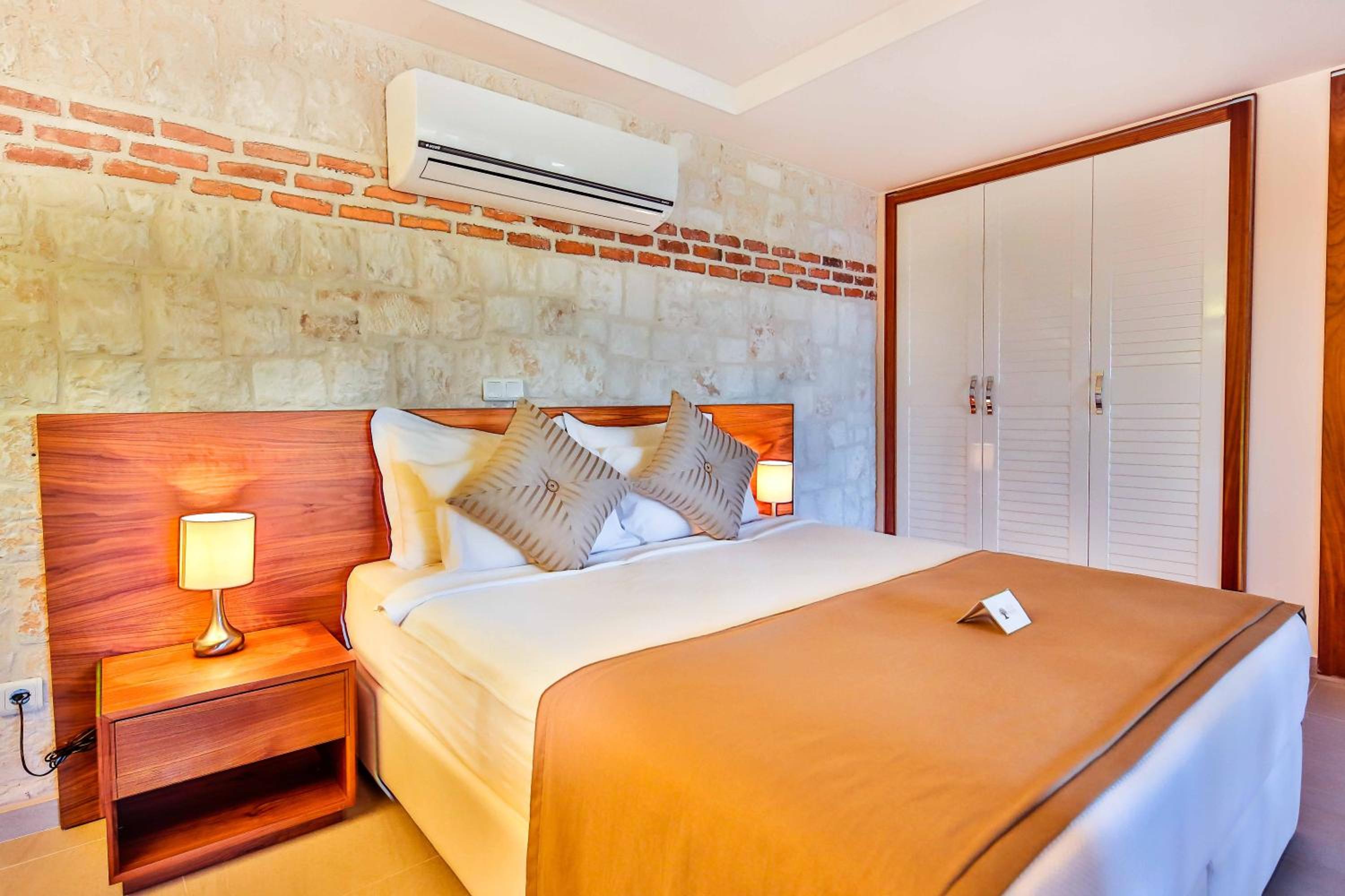 Superior Suite with Sea View - Photo 17