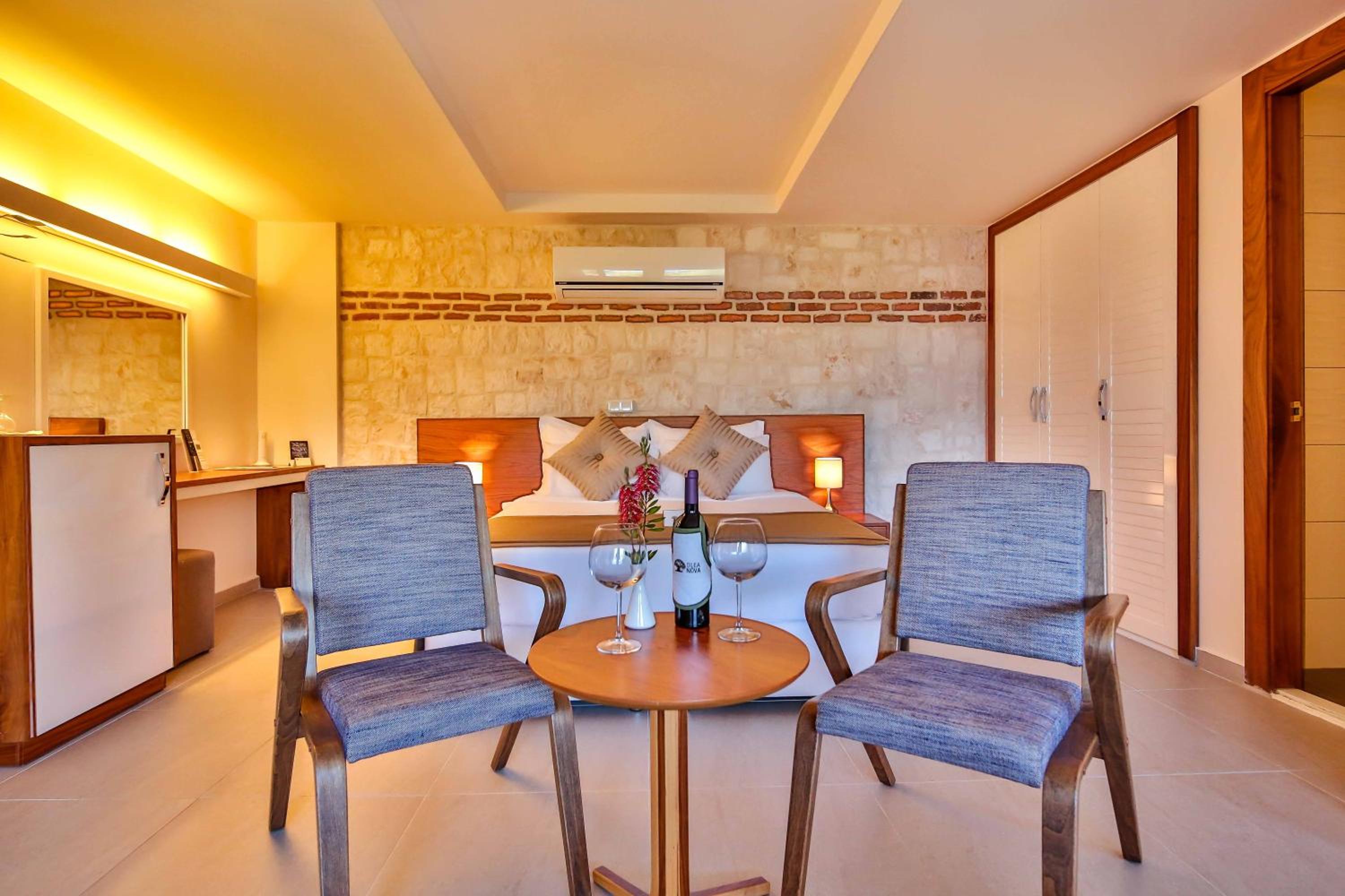 Superior Suite with Sea View - Photo 16