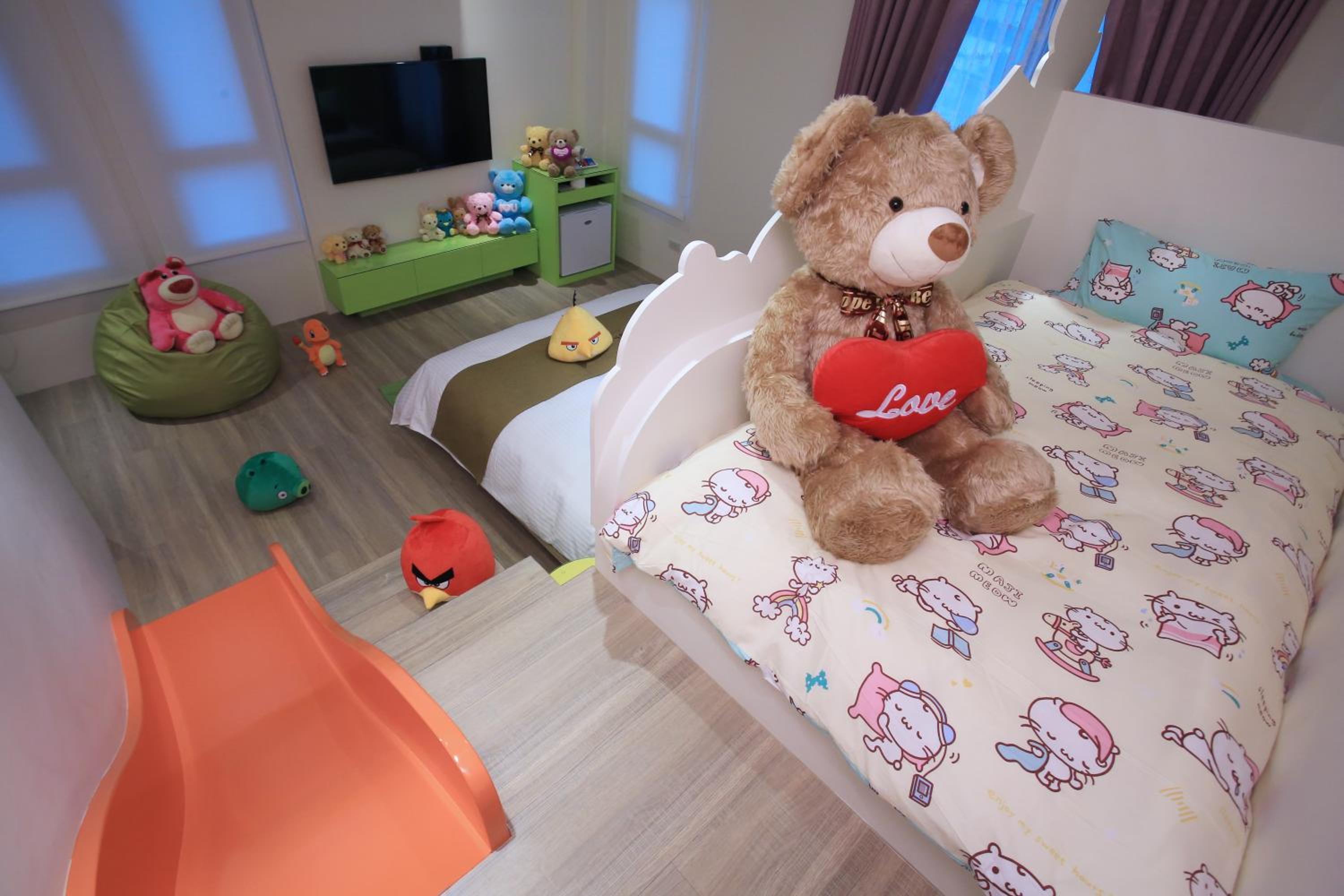 Family Room with Balcony photo 3