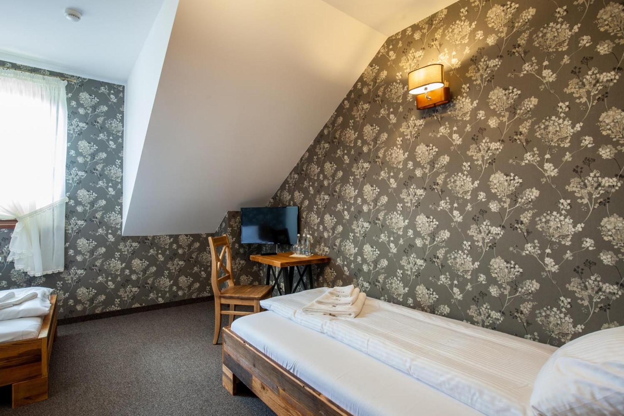 Small Twin Room - Photo 3