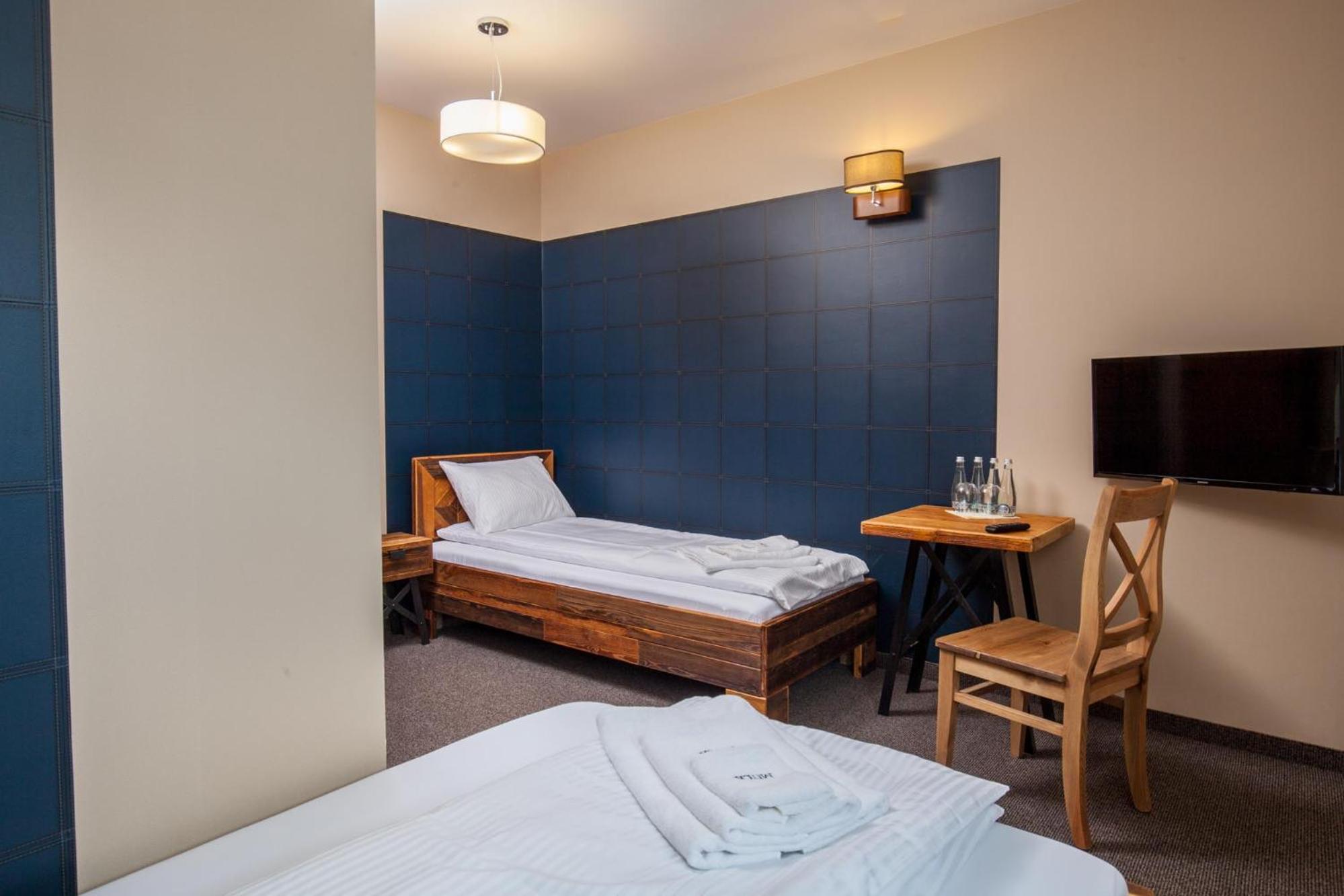 Small Twin Room - Photo 4