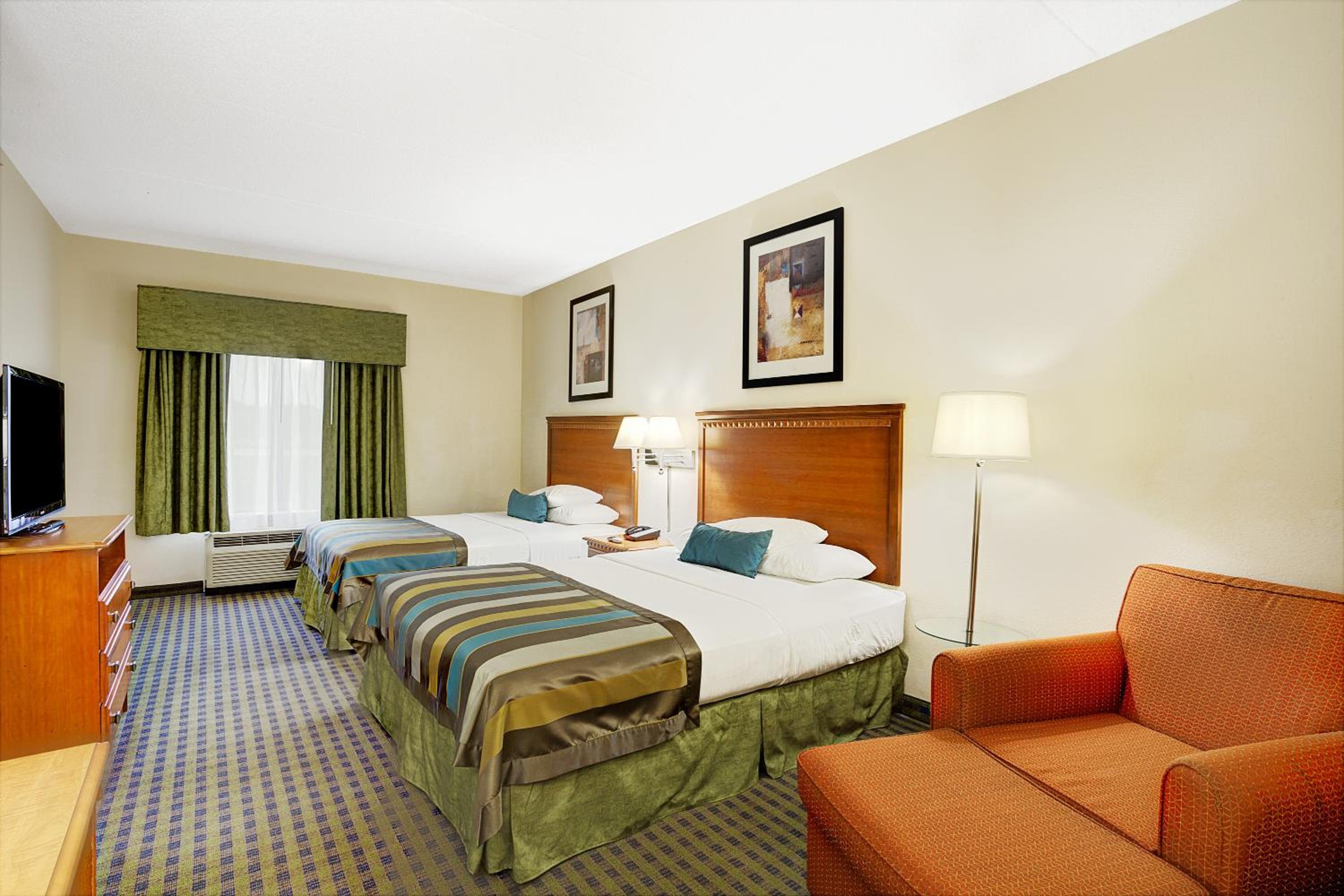 Deluxe Queen Room with Two Queen Beds - Non-Smoking - Photo 3
