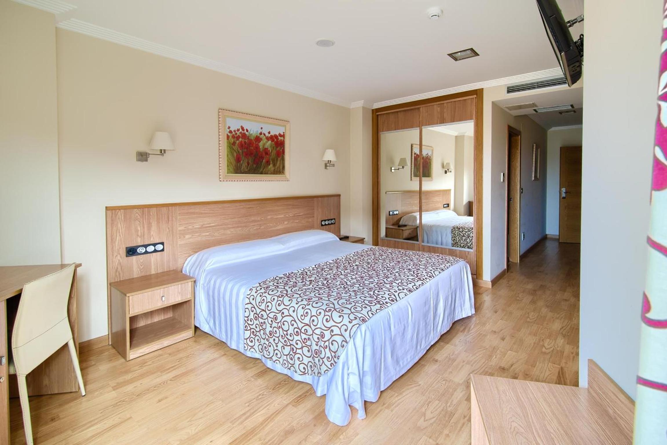 Superior Double or Twin Room - Photo 15