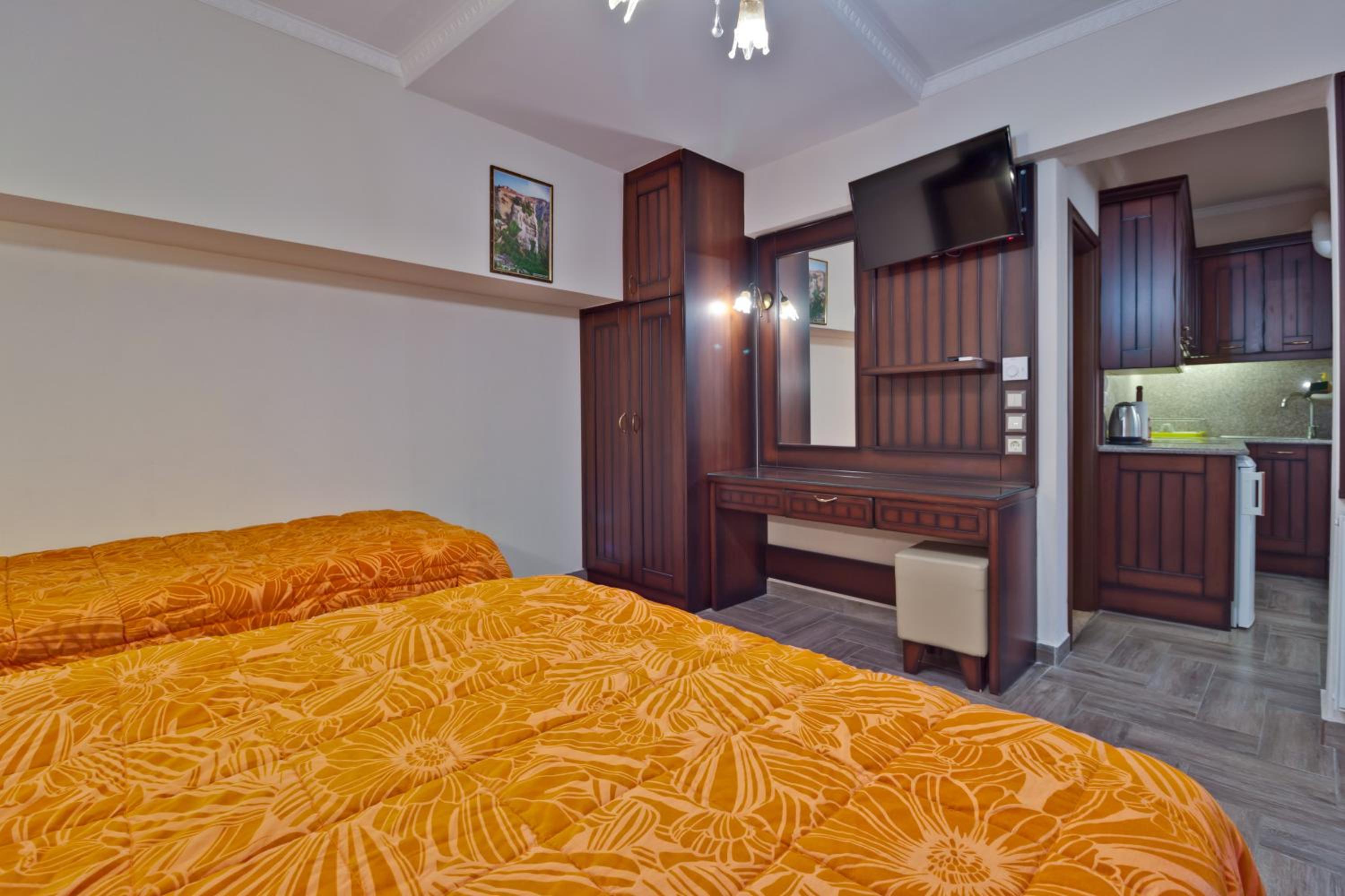 Family Apartment with Terrace and Side Meteora View - Photo 8