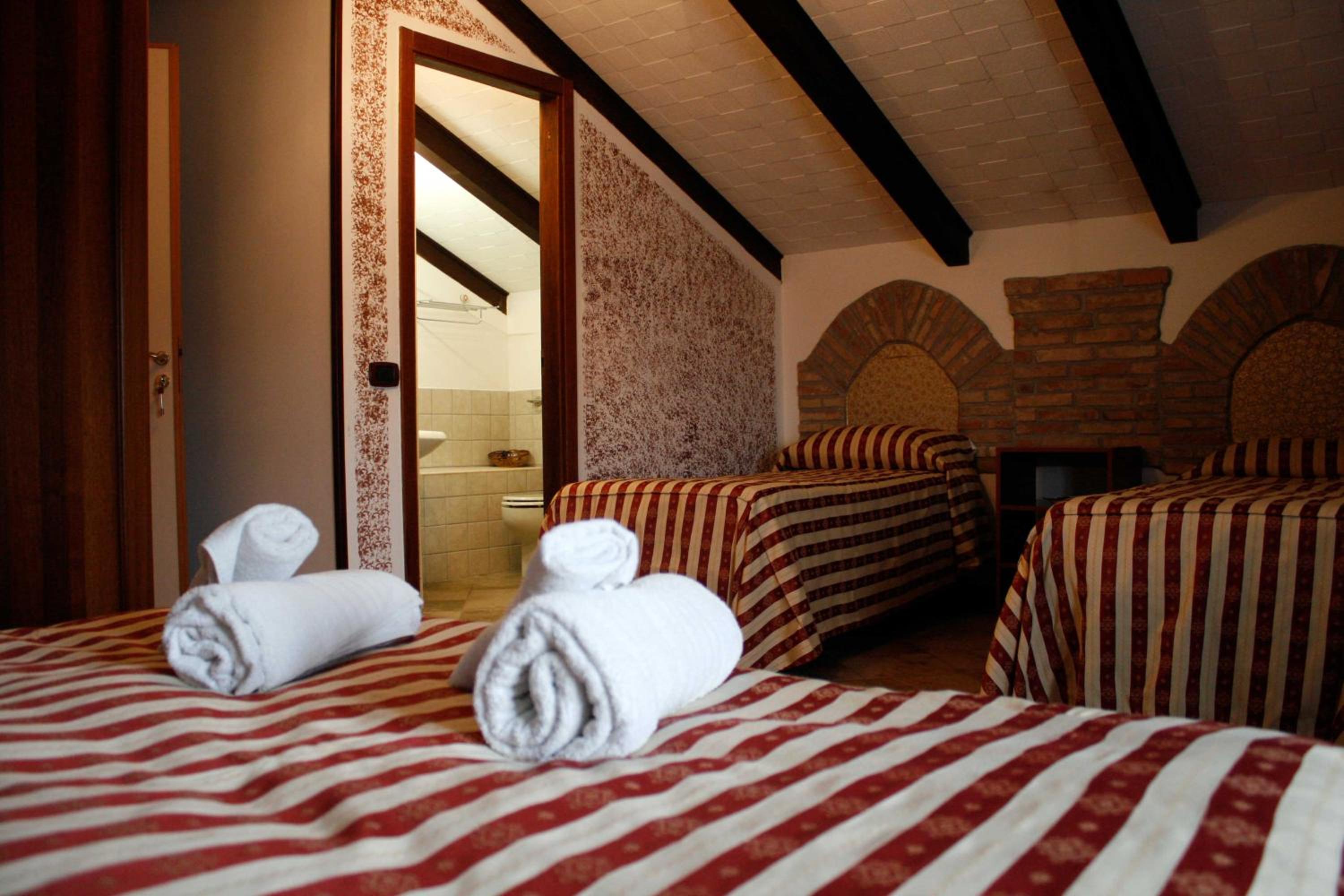 Quadruple Room with Private Bathroom photo 1