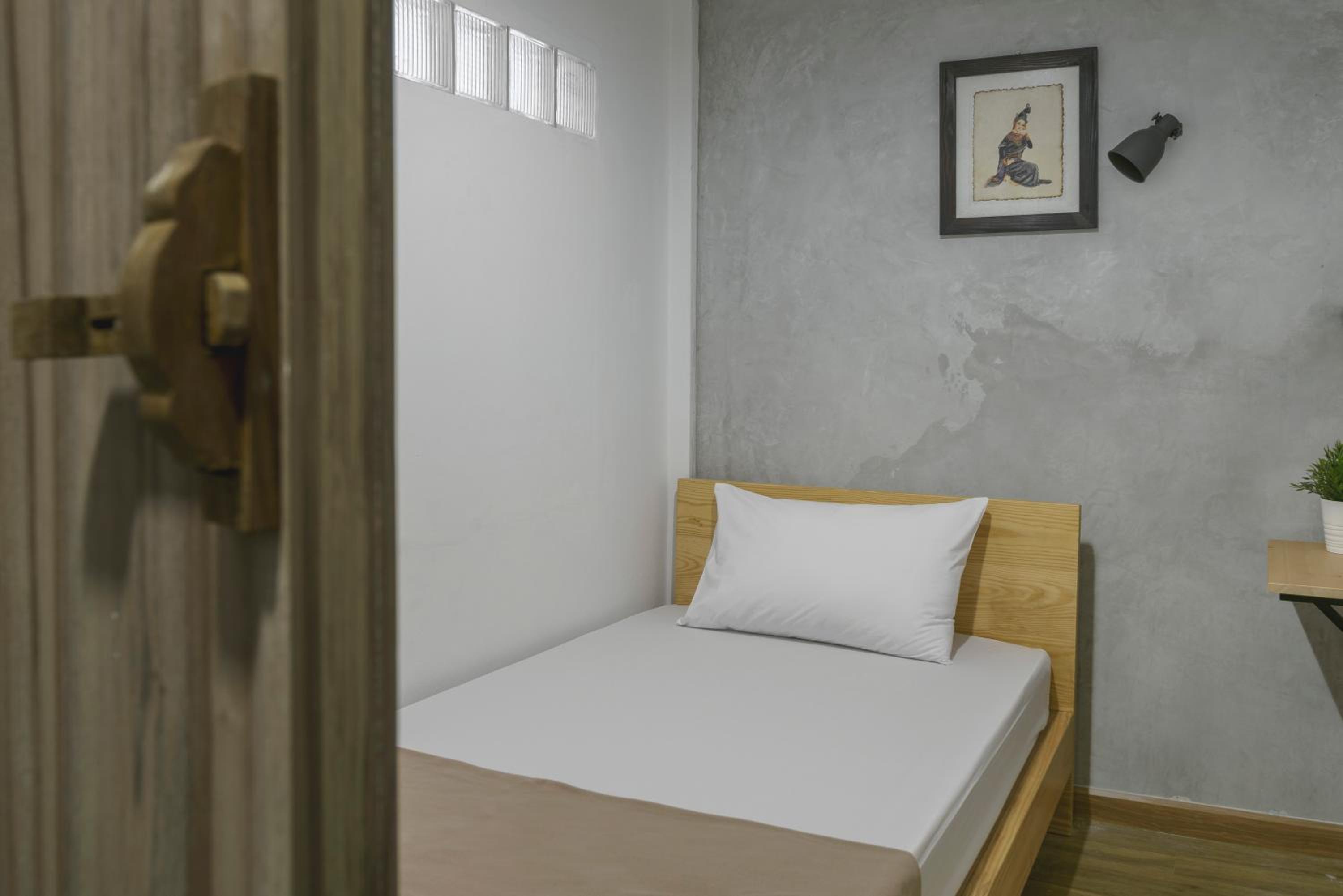 Single Room with Private Bathroom photo 2