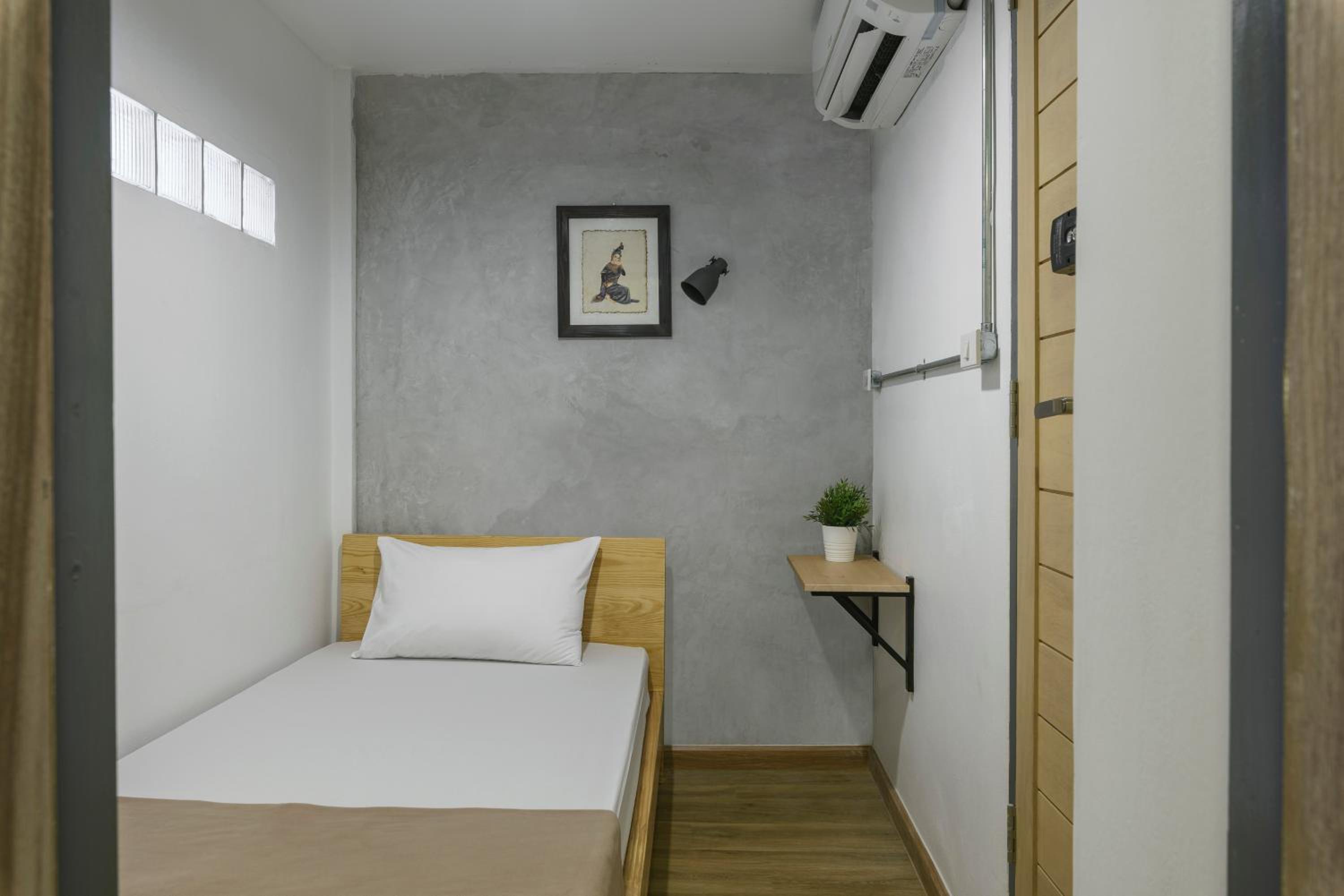 Single Room with Private Bathroom photo 1