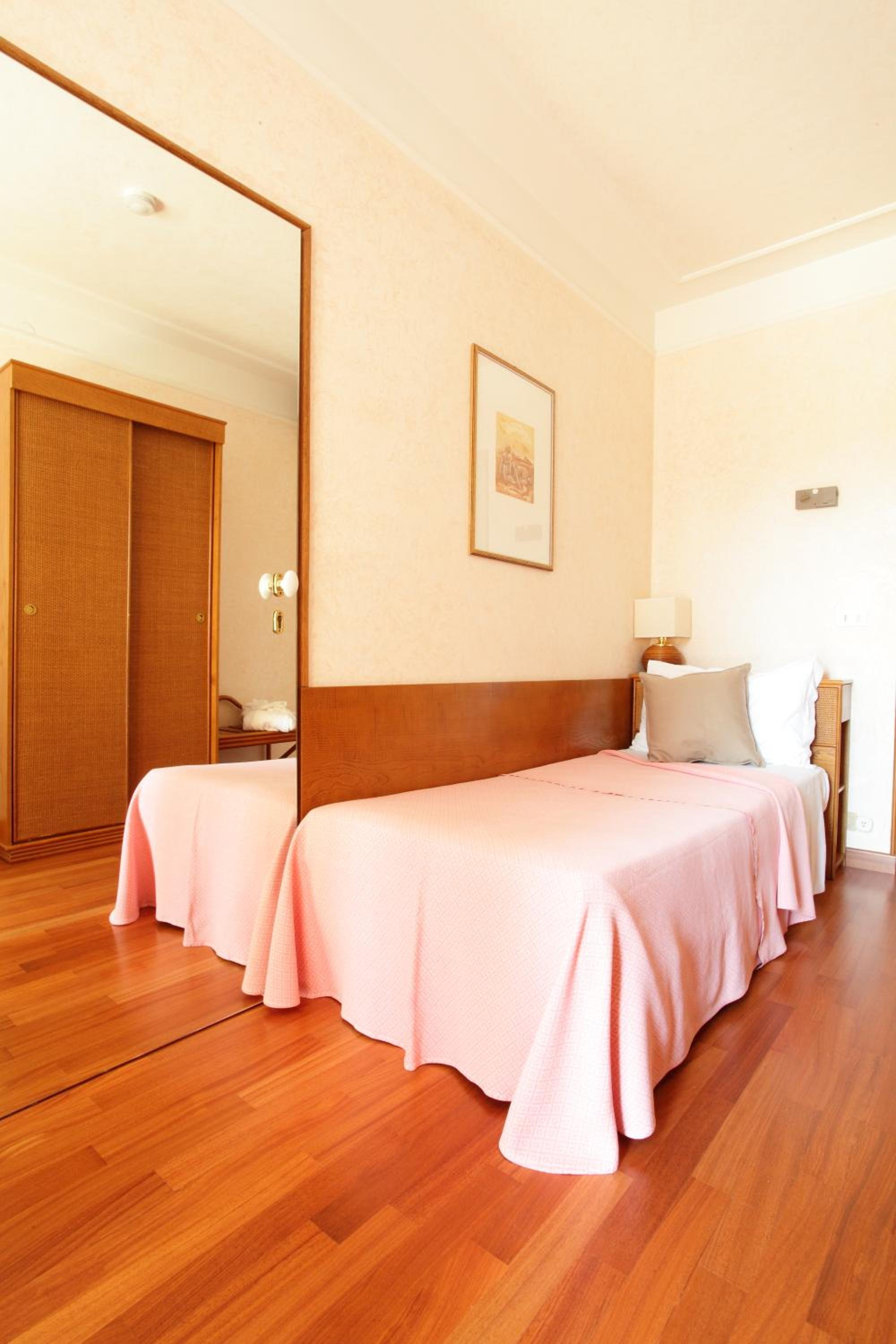 Single Room photo 2